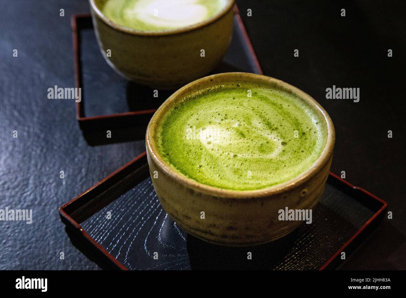 Latte matcha in tazze giapponesi tradizionali (Katsute 100 cafe, Brick Lane, Londra, Regno Unito) Foto Stock