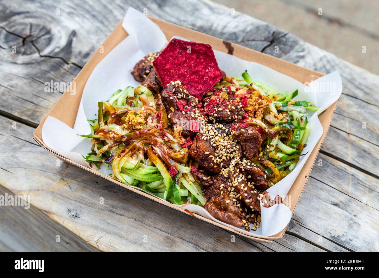 Char Siu seitan con tagliatelle di cetrioli a Char Siu, Upmarket Brick Lane food market, Londra, Regno Unito Foto Stock