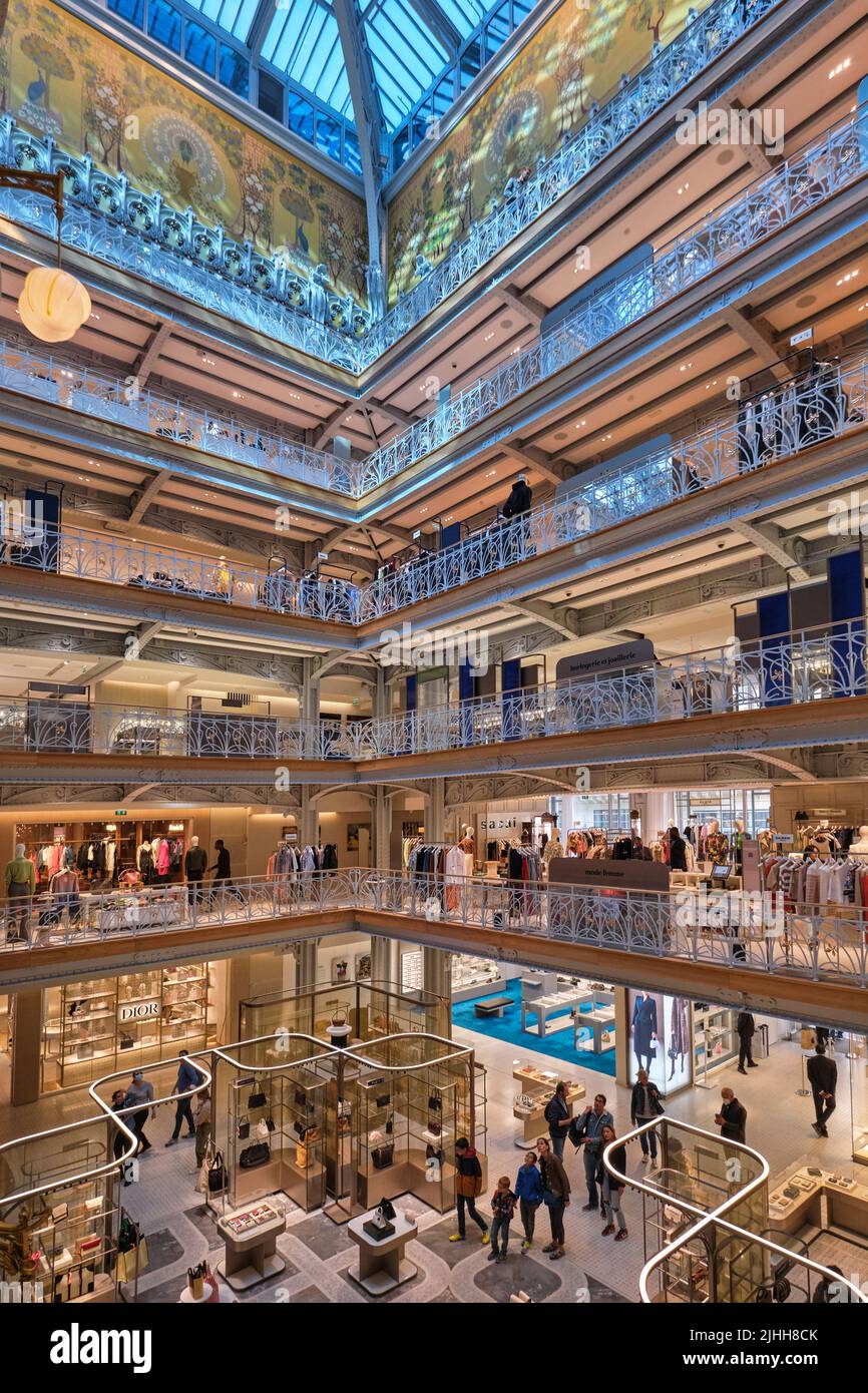 Parigi, Francia - Maggio, 2022: Bellissimo interno in stile art nouveau di la Samaritaine, un grande magazzino a Parigi, Francia. Foto Stock