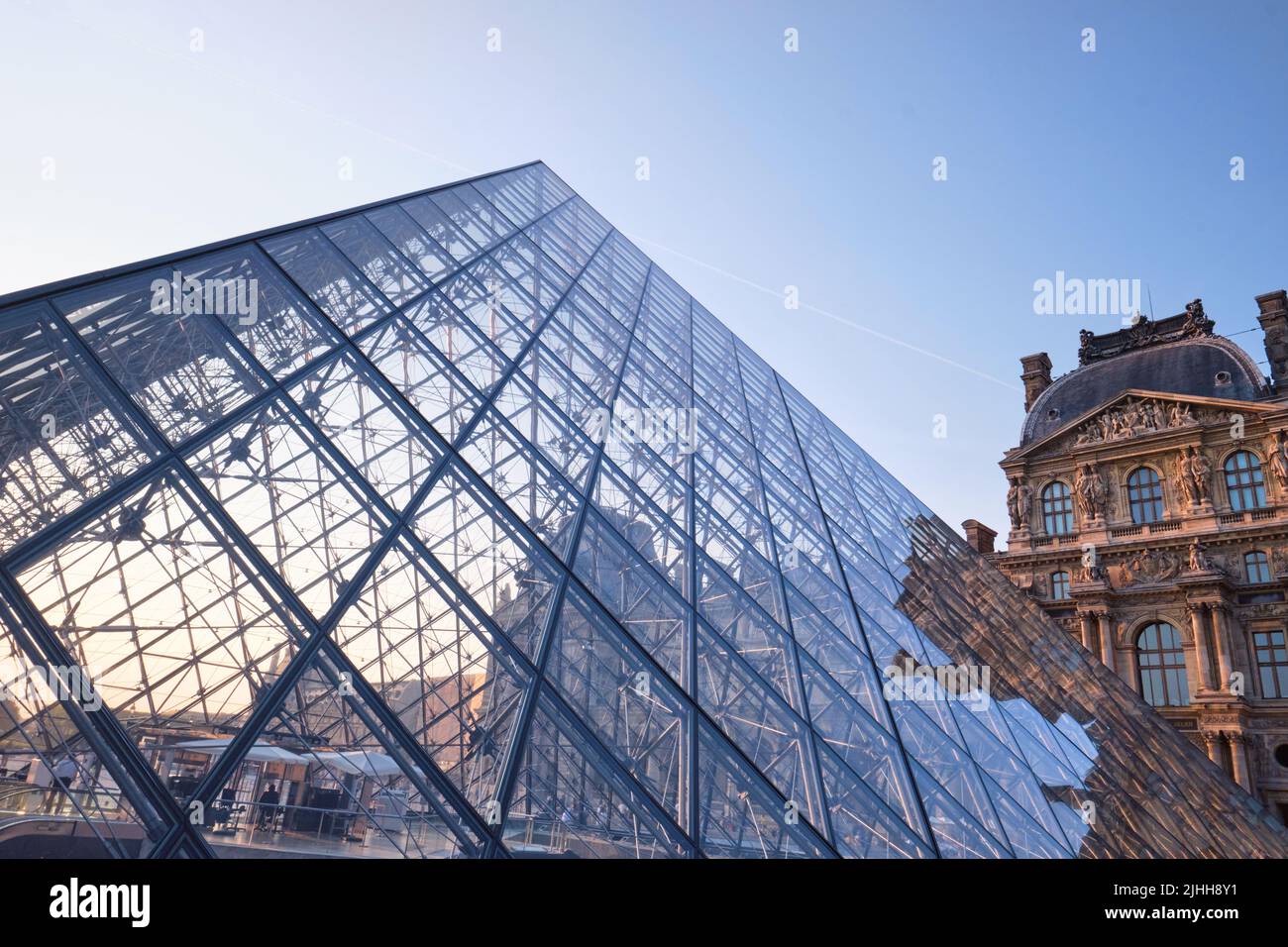 Piramide del Museo del Louvre (il Grand Louvre) a Parigi, uno dei musei più grandi del mondo e un monumento storico. Foto Stock