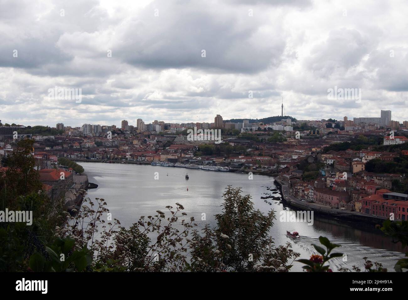 Pittoresca vista aerea di Porto. Fiume Douro, giorno nuvoloso. Portogallo Foto Stock
