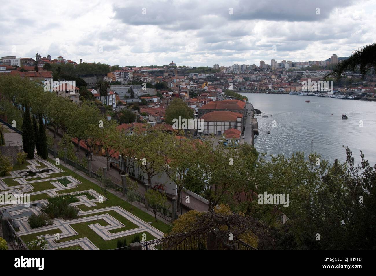 Bella vista aerea dei giardini geometrici e Porto sullo sfondo. Portogallo Foto Stock