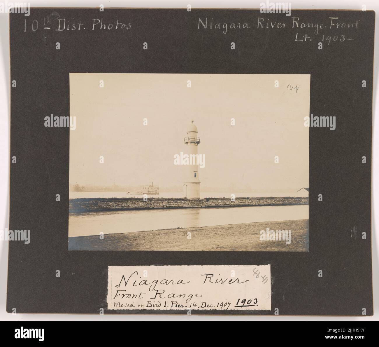 NY - Fiume Niagara. Niagara River Range Front Light, New York. Spostato sul molo Bird 1, il 14 dicembre 1907. Torre della linea anteriore sulla riva occidentale del canale Erie, guardando NW, mostrando la presa di opere d'acqua e il Canada in lontananza. Foto Stock