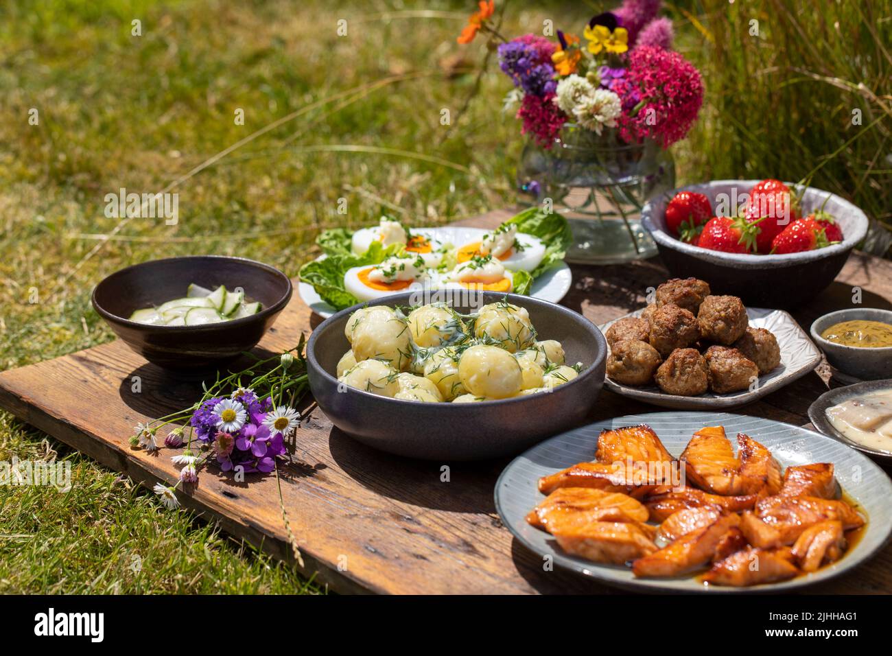 Pasto scandinavo di mezza estate con insalata di patate, salmone e uova Foto Stock