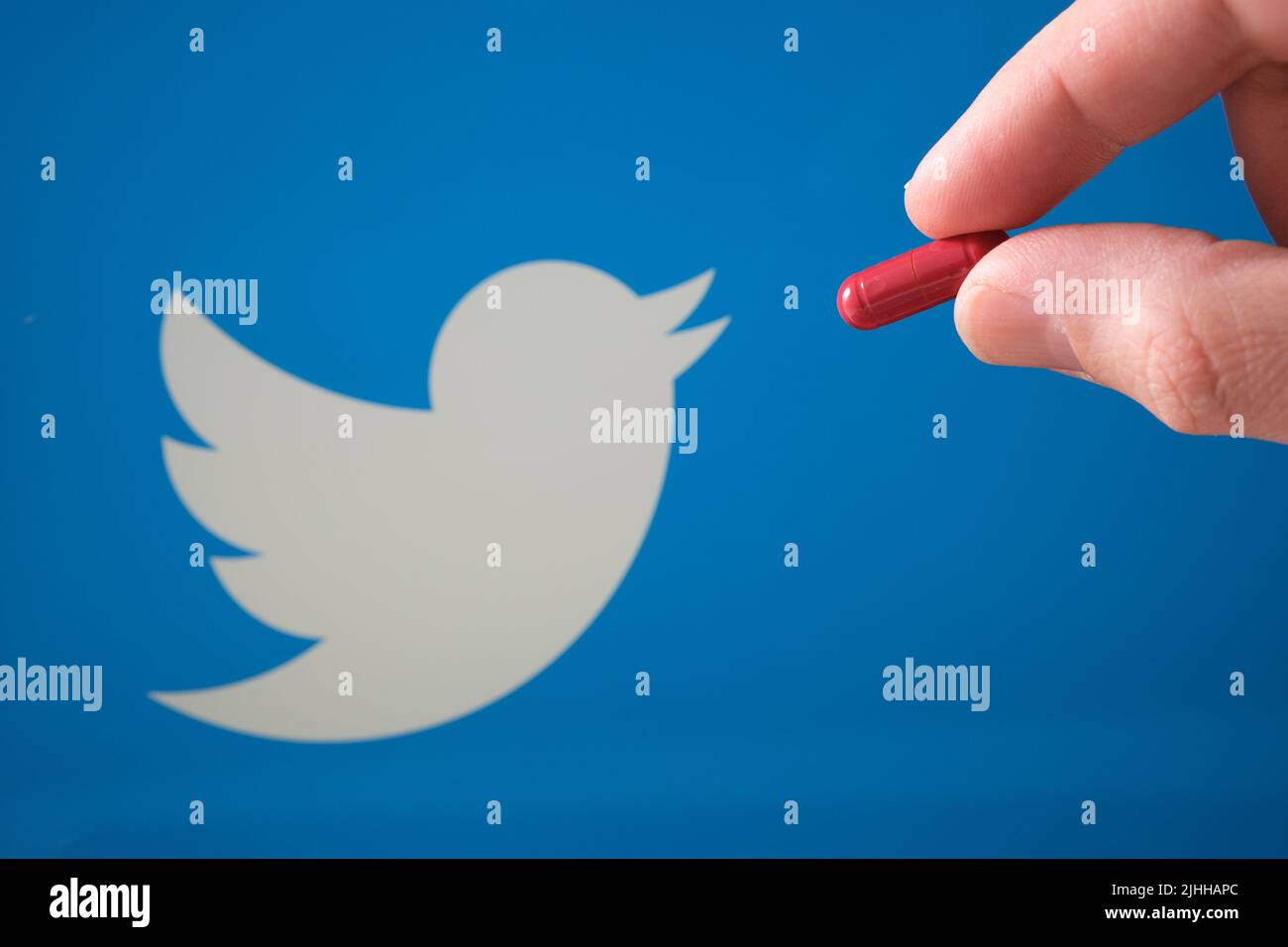 Logo Twitter e pillola medica in mano. Concetto. Foto Stock