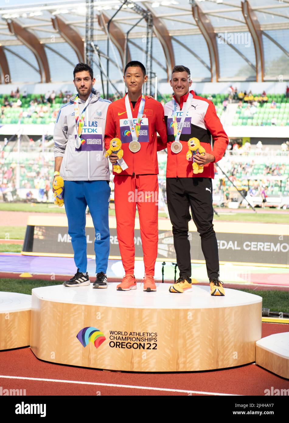 Eugene, Oregon USA il 15th luglio 2022. Miltiadis Tentoglou (GRE) Silver, Jianan Wang (CHN) Gold e Simon Ehemmer (sui) Bronze medaglia il giorno tre al World Athletics Championships, Hayward Field, Eugene, Oregon USA il 15th luglio 2022.Credit: GMP Media, Alamy Live News Foto Stock