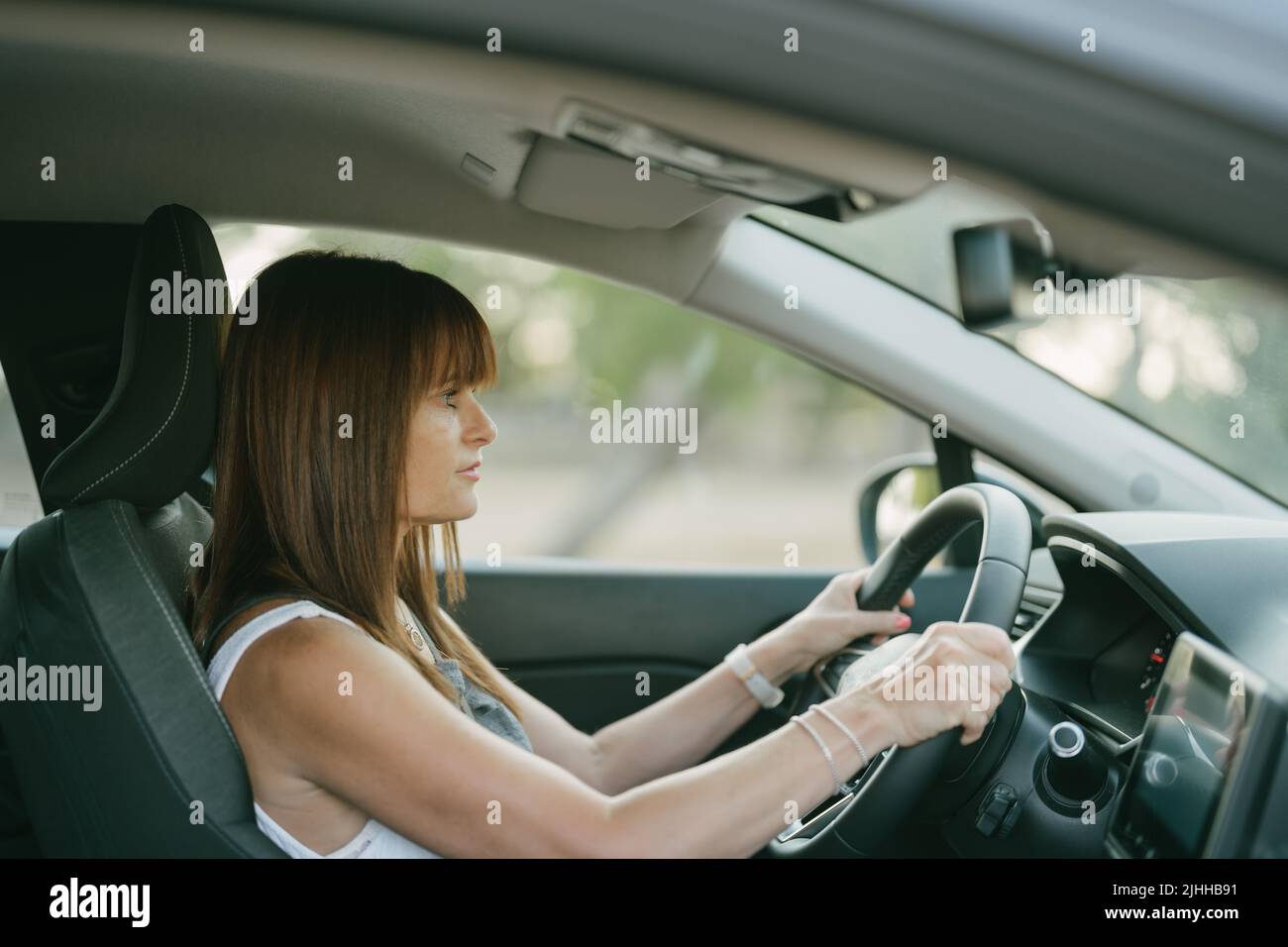 vista laterale dell'interno di un'auto con conducente femmina Foto Stock