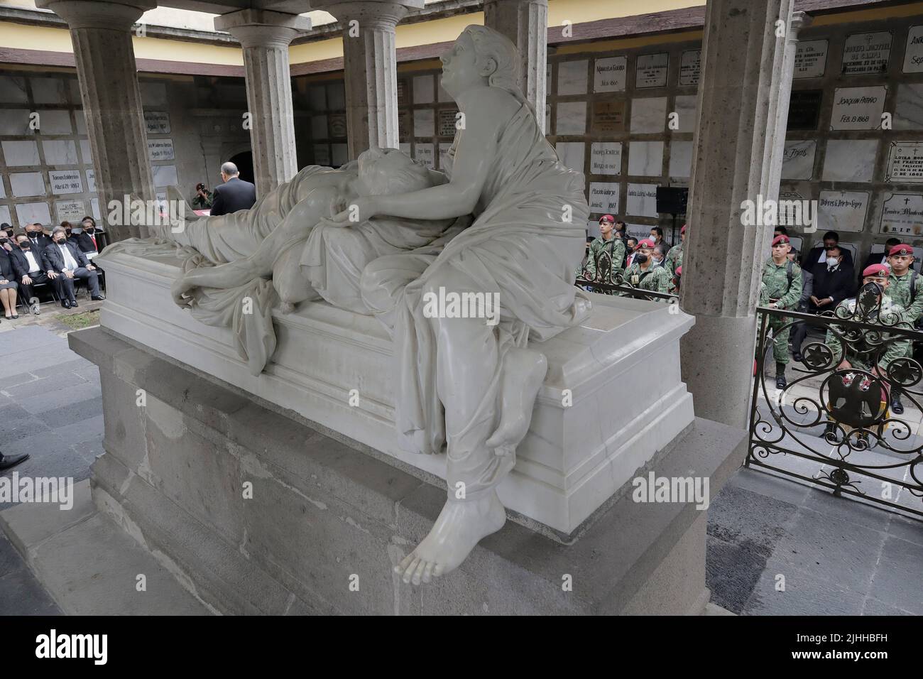 Città del Messico, Città del Messico, Messico. 18th luglio 2022. 18 luglio 2022, Città del Messico, Messico: Membri dell'esercito messicano durante una cerimonia per commemorare il 150th anniversario della morte di Benito Juarez Garcia, ex presidente del Messico al Museo del Pantheon di San Fernando, il 18 luglio 2022 a Città del Messico, Messico. (Credit Image: © Gerardo Vieyra/eyepix via ZUMA Press Wire) Foto Stock