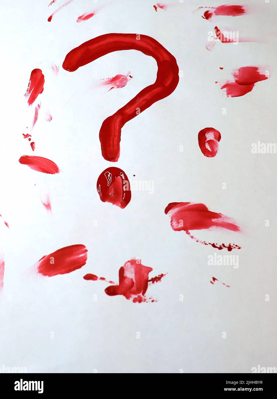 Un pezzo bianco di carta bianca con un punto interrogativo di colore/sangue disegnato tra le altre macchie di sangue. Il sangue/la vernice è ancora bagnata. Foto Stock