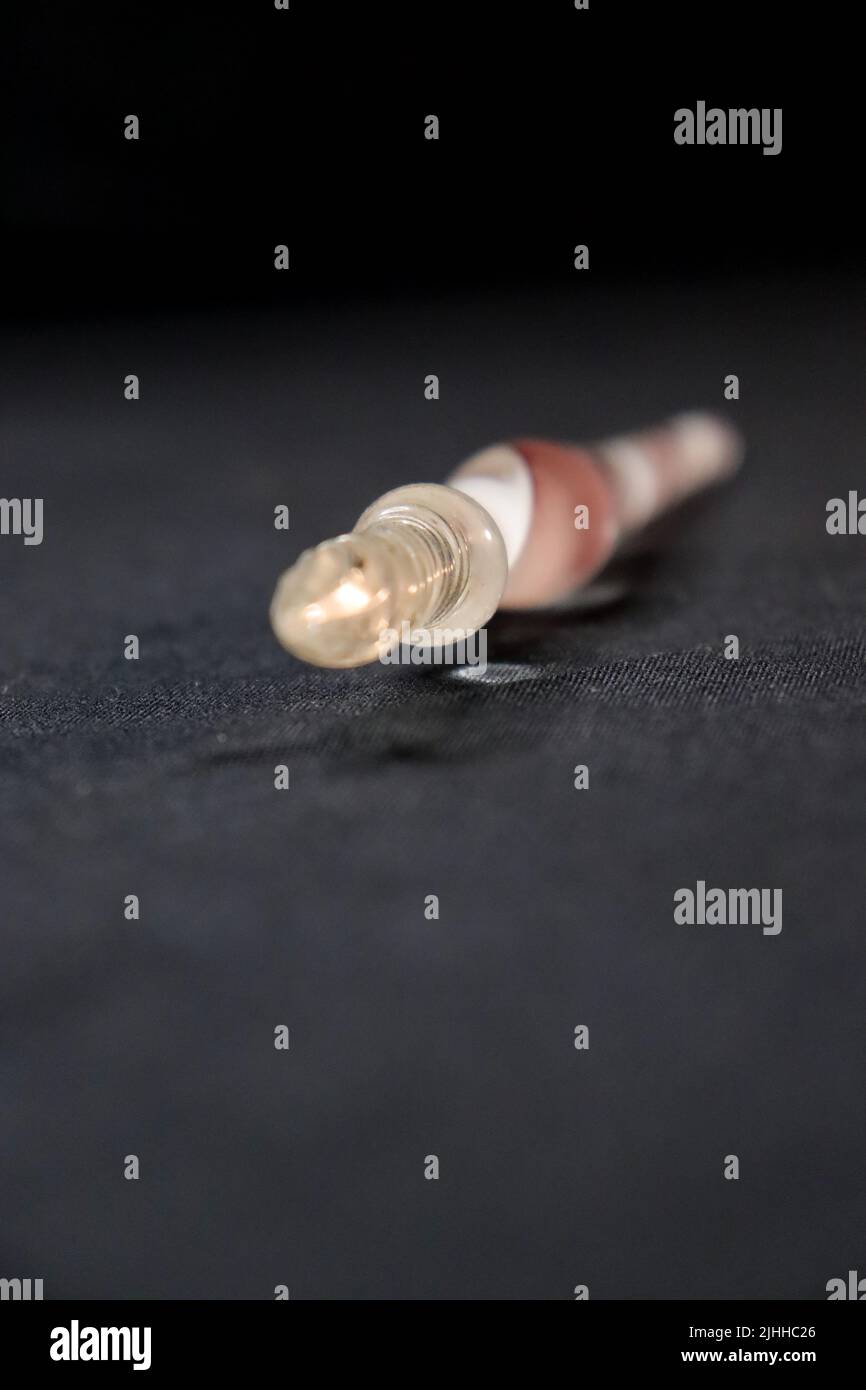 Un'occhiata a testa su una penna stilografica bianca e rosa chiara senza inchiostro sulla punta a spirale. Foto Stock