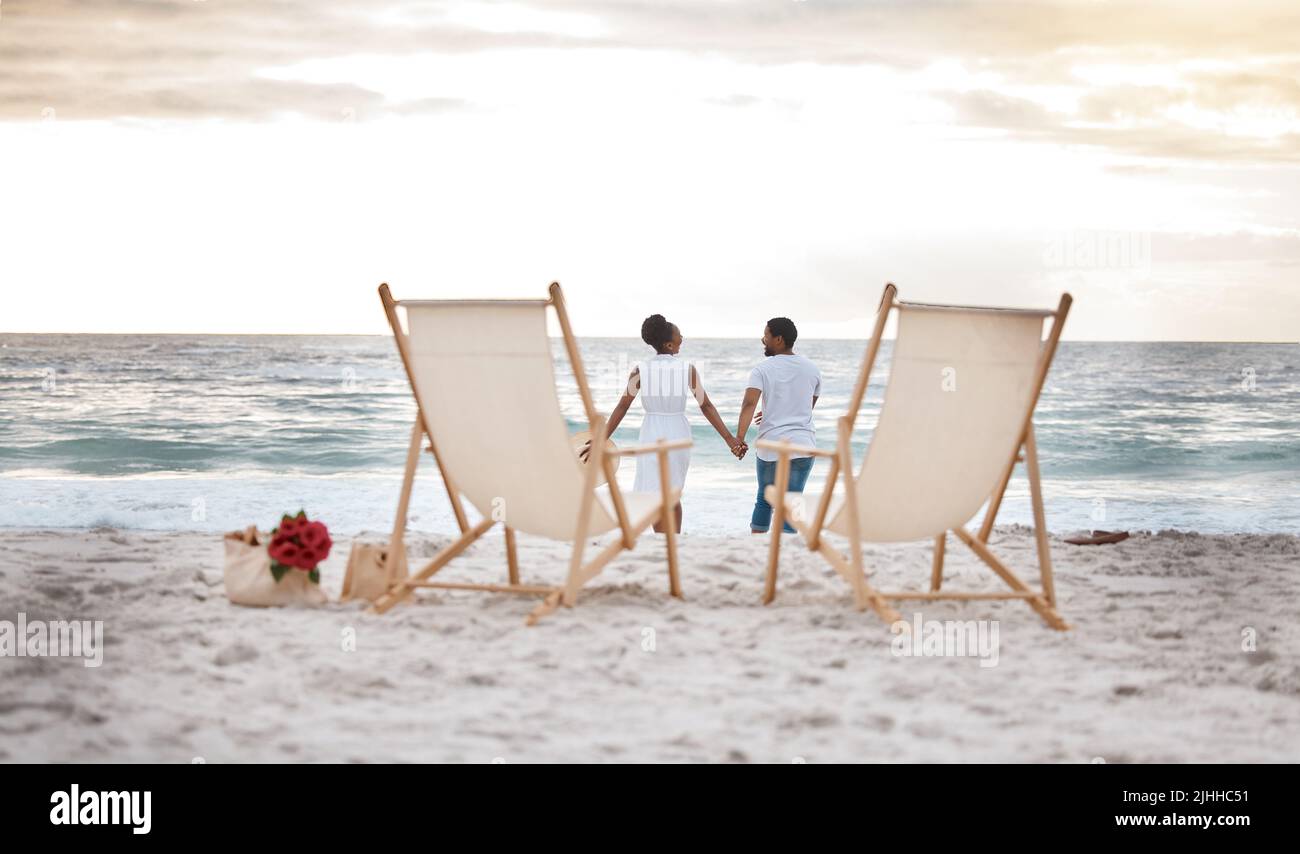 Una coppia afro-americana che trascorre insieme una giornata al mare. Buon ragazzo e ragazza che tengono le mani mentre camminano sul Foto Stock