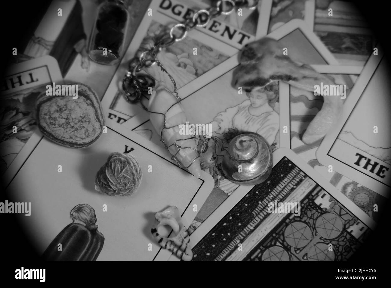 Una collezione di oggetti probabilmente trovati in qualcuno scatola di trinket, o le tasche di un goblin. Sfondo della scheda Tarot. Foto Stock