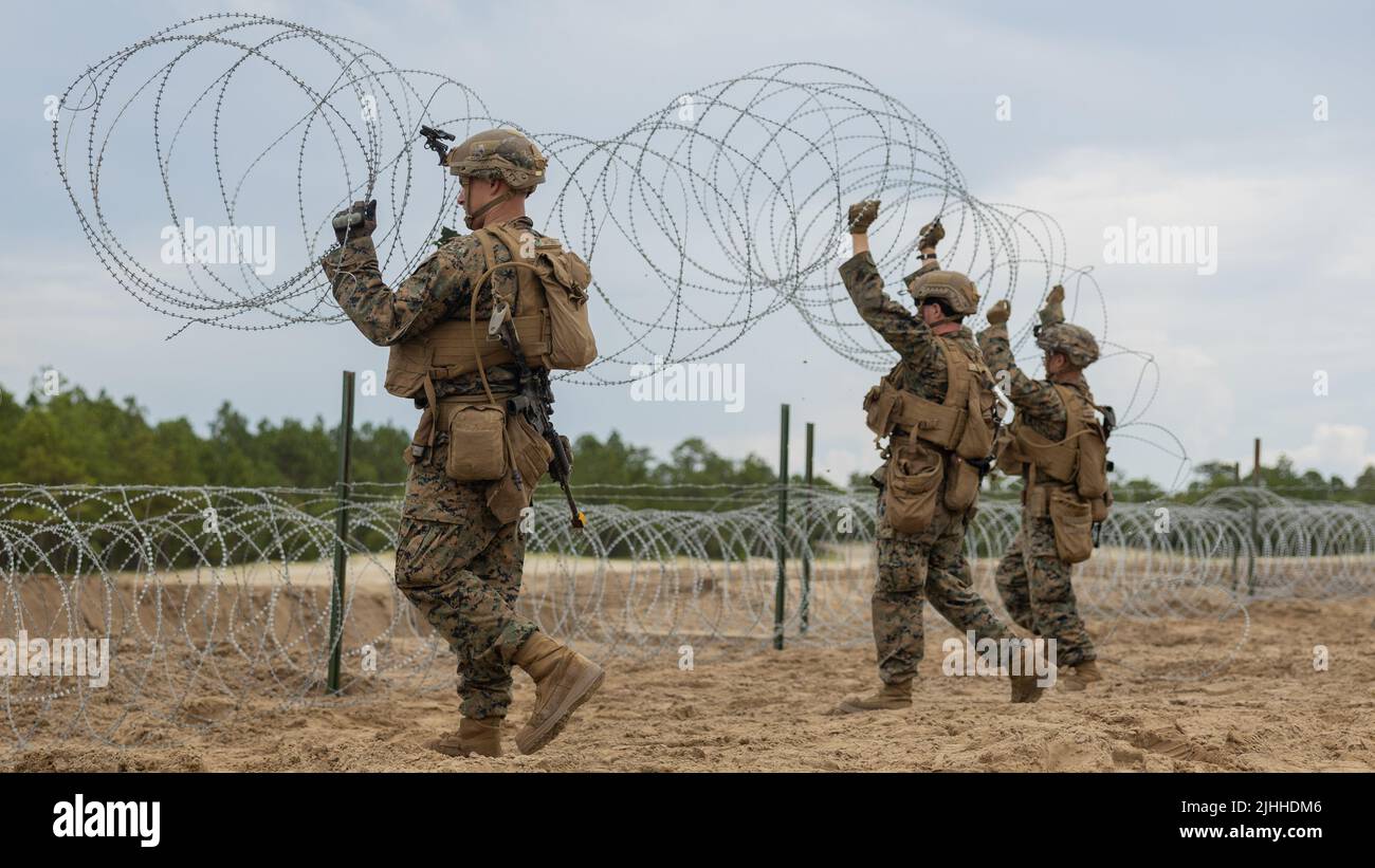 I Marines USA con battaglione 2D Combat Engineer, 2D Marine Division, hanno creato un filo di concertina durante un Marine Corps Combat Readiness Evaluation (MCCRE) su Camp Lejeune, North Carolina, 12 luglio 2022. Lo scopo di un MCCRE è di valutare formalmente la disponibilità al combattimento dell'unità in preparazione all'implementazione. (STATI UNITI Foto del corpo marino di Lance CPL. Deja Thomas) Foto Stock