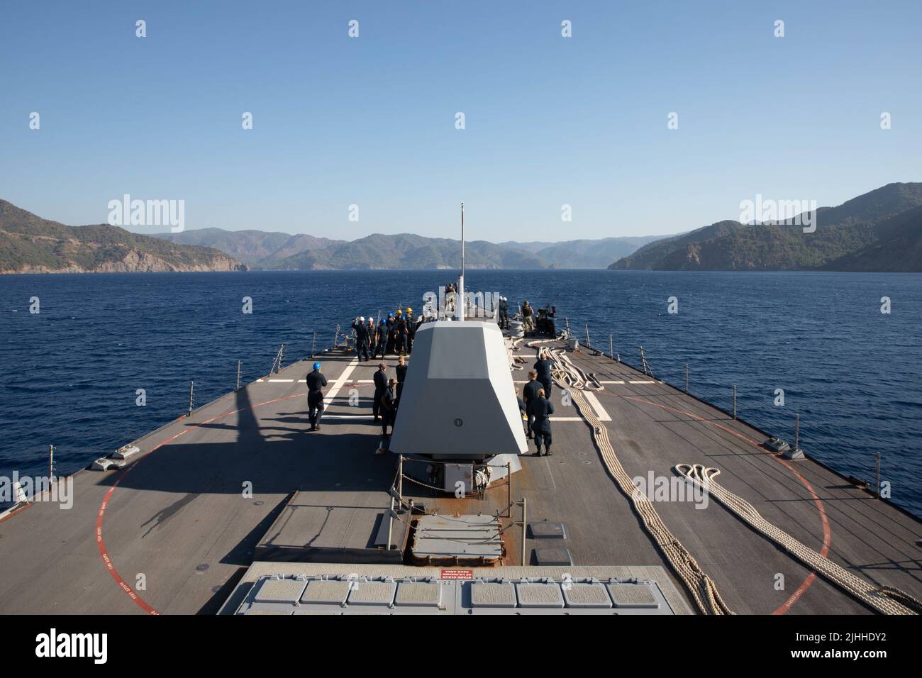 220718-N-QI593-1068 MARMARIS, Turchia (18 luglio 2022) il cacciatorpediniere missilistico guidato di classe Arleigh Burke, USS Bainbridge (DDG 96), attracca a Marmaris, Turchia, per una visita di porto prevista il 18 luglio 2022. Bainbridge è in fase di dispiegamento nell'area delle operazioni U.S. Naval Forces Europe, impiegata dalla U.S. Sesta flotta per difendere gli interessi degli Stati Uniti, degli alleati e dei partner. (STATI UNITI Foto Navy di Mass Communication Specialist 3rd Classe Elexia Morelos) Foto Stock