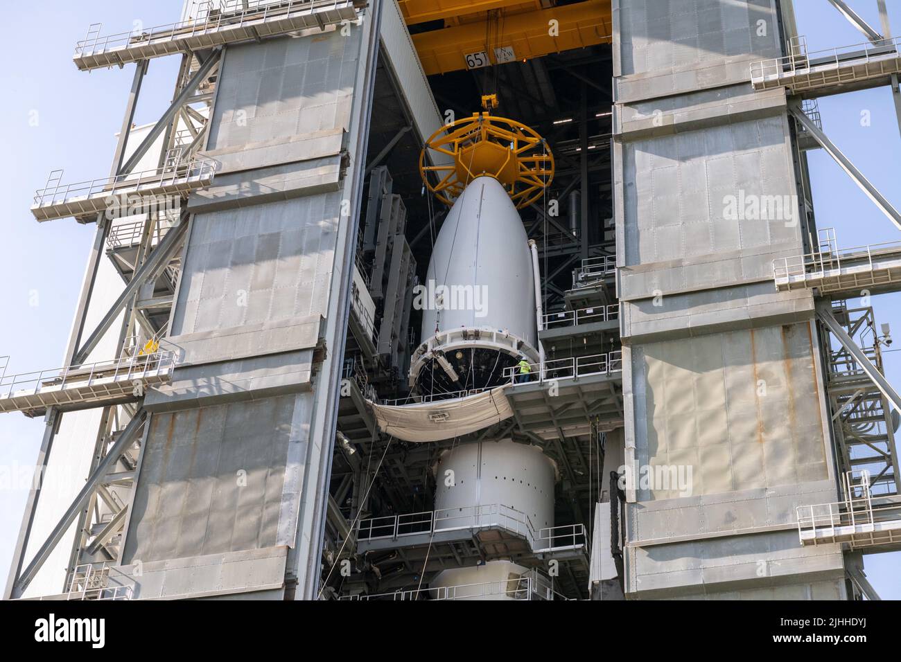 Il carico utile USSF-12 viene issato sulla parte superiore del razzo Atlas V alla Stazione spaziale di Cape Canaveral, Fla. 15 giugno 2022. Il carico utile è costituito da due satelliti, il campo visivo ampio (WFOV) e l'anello USSF-12. (STATI UNITI Space Force foto di Joshua conti) Foto Stock