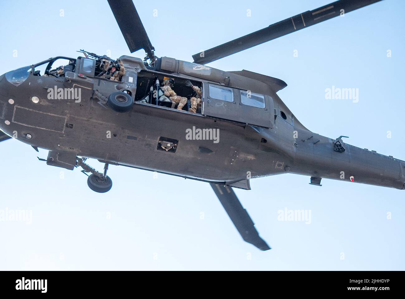 Un elicottero Blackhawk dell'esercito degli Stati Uniti da Fort Bragg, Carolina del Nord, partecipa ai festeggiamenti pre-corsa alla Coca-Cola NASCAR 600 a Charlotte, Carolina del Nord, 29 maggio 2022. (STATI UNITI Foto Air Force/Jim Bove) Foto Stock
