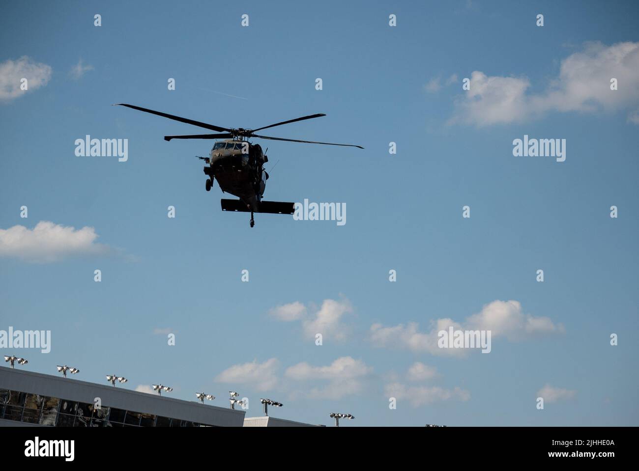 Un elicottero Blackhawk dell'esercito degli Stati Uniti da Fort Bragg, Carolina del Nord, partecipa ai festeggiamenti pre-corsa alla Coca-Cola NASCAR 600 a Charlotte, Carolina del Nord, 29 maggio 2022. (STATI UNITI Foto Air Force/Jim Bove) Foto Stock