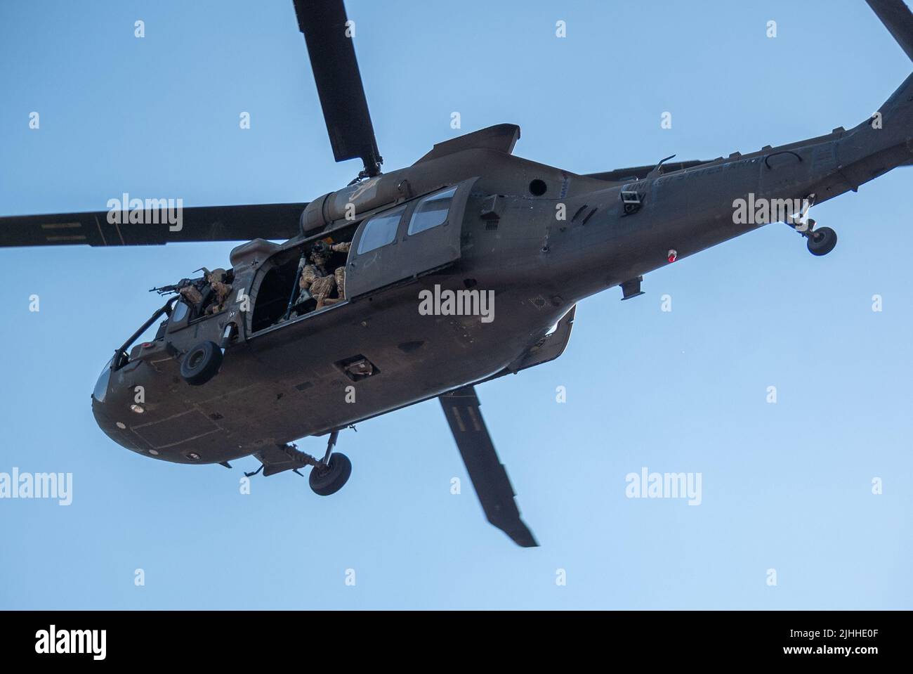 Un elicottero Blackhawk dell'esercito degli Stati Uniti da Fort Bragg, Carolina del Nord, partecipa ai festeggiamenti pre-corsa alla Coca-Cola NASCAR 600 a Charlotte, Carolina del Nord, 29 maggio 2022. (STATI UNITI Foto Air Force/Jim Bove) Foto Stock