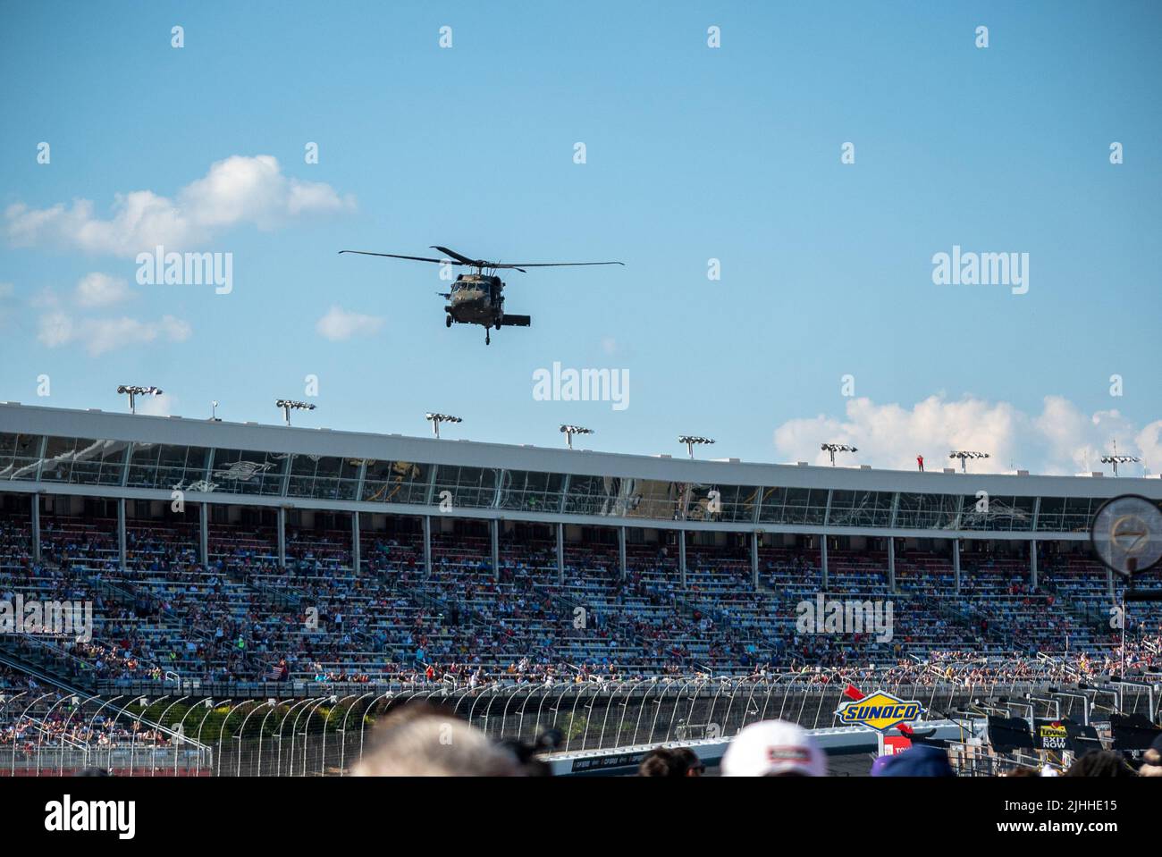 Un elicottero Blackhawk dell'esercito degli Stati Uniti da Fort Bragg, Carolina del Nord, partecipa ai festeggiamenti pre-corsa alla Coca-Cola NASCAR 600 a Charlotte, Carolina del Nord, 29 maggio 2022. (STATI UNITI Foto Air Force/Jim Bove) Foto Stock