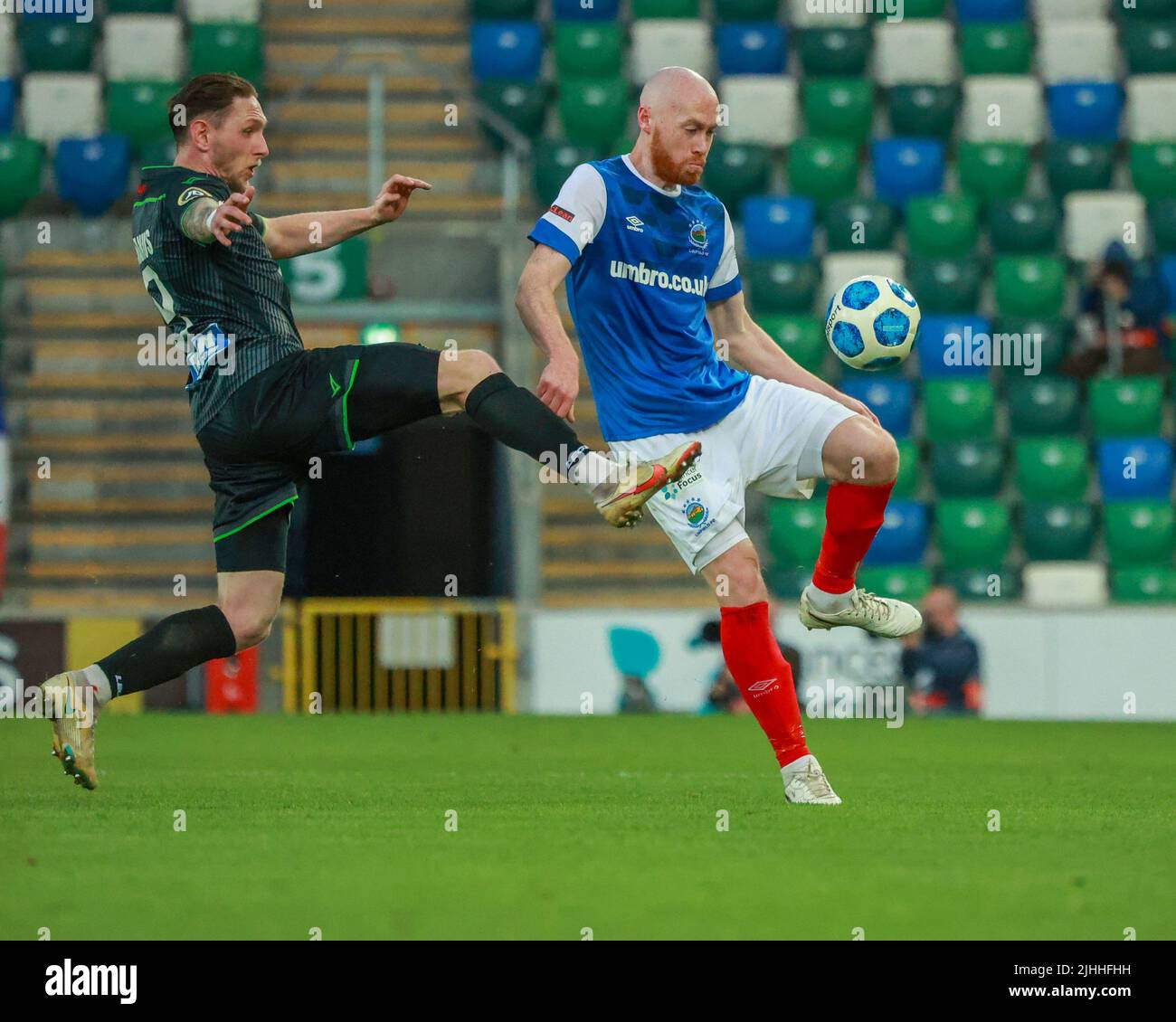 Windsor Park, Belfast, Irlanda del Nord, Regno Unito. 13 luglio 2022. UEFA Champions League primo turno di qualificazione (seconda tappa) – Linfield vs TNS. Calciatore in azione Linfield giocatore di calcio Chris Shields (5). Foto Stock