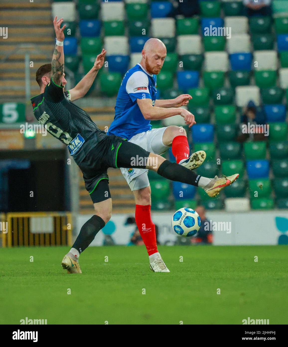 Windsor Park, Belfast, Irlanda del Nord, Regno Unito. 13 luglio 2022. UEFA Champions League primo turno di qualificazione (seconda tappa) – Linfield vs TNS. Calciatore in azione Linfield giocatore di calcio Chris Shields (5). Foto Stock