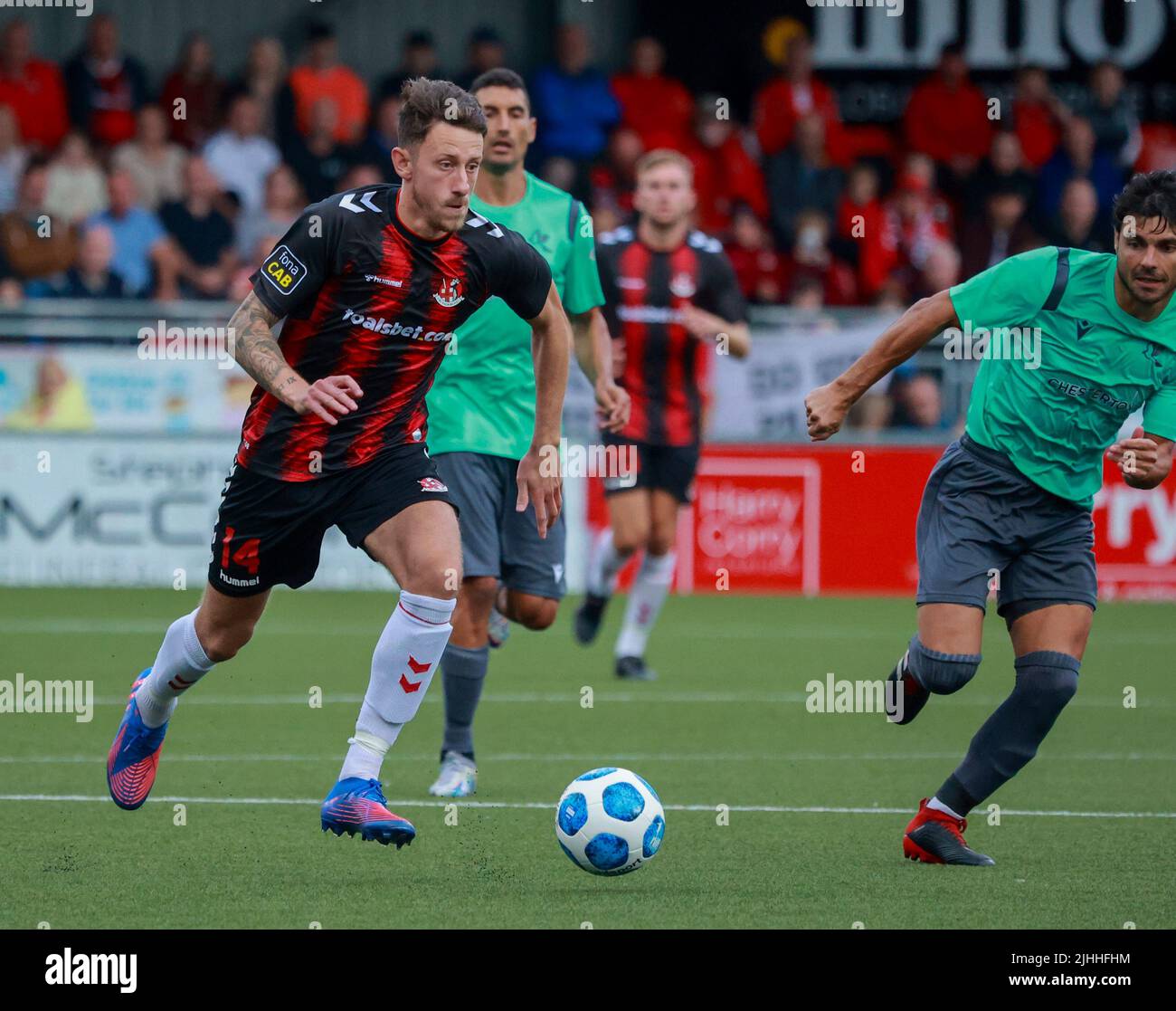 Seaview, Belfast, Irlanda del Nord, Regno Unito. 14 luglio 2022. UEFA Conference League primo turno di qualificazione (seconda tappa) – Crociati 3 Magpie 1. Giocatore di calcio dei Crociati Jordan Forsythe (14). Foto Stock