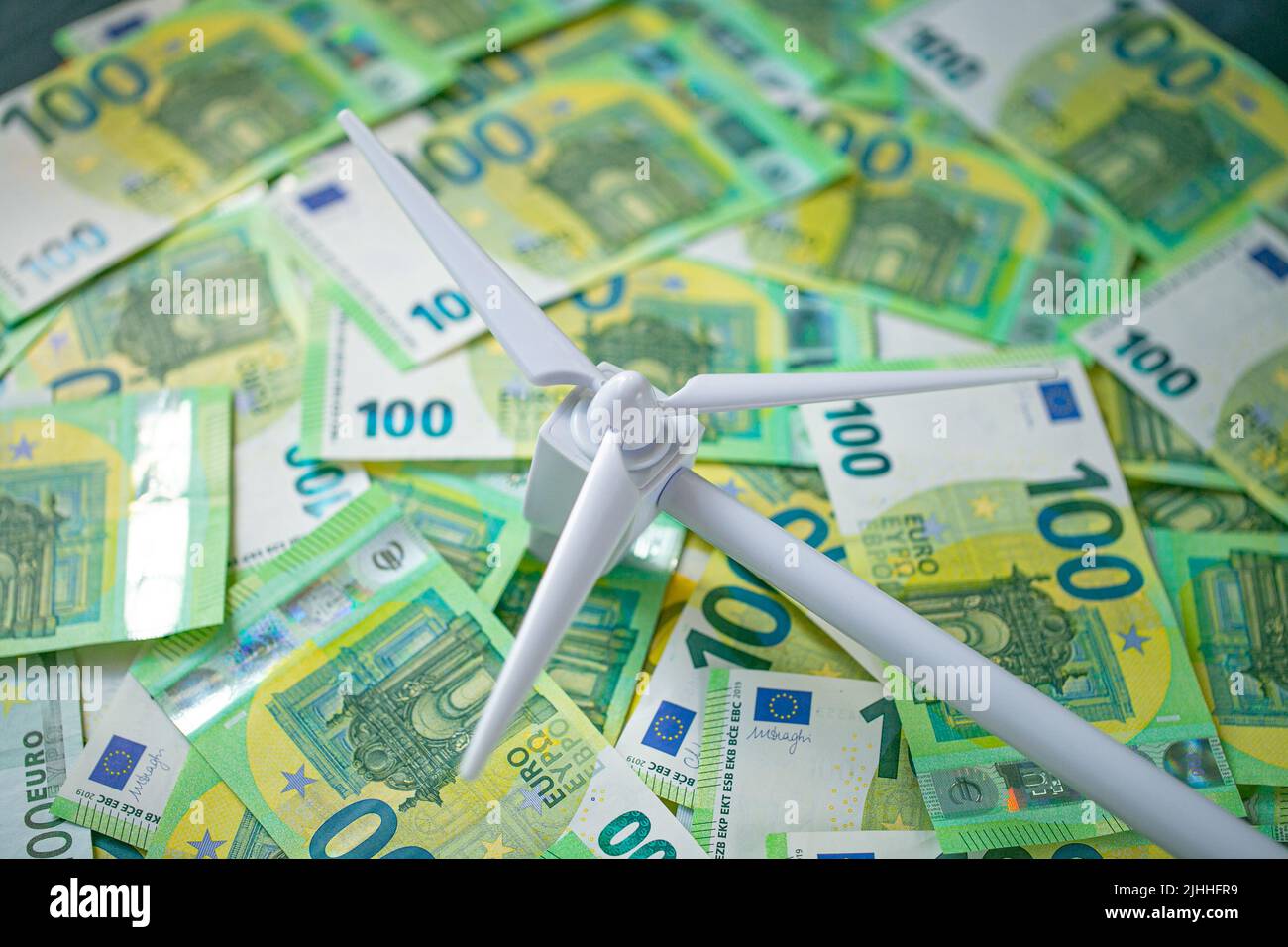 Energia eolica cost. Generatore di vento bianco su euro verde bollette background.alternative Energy . Foto Stock