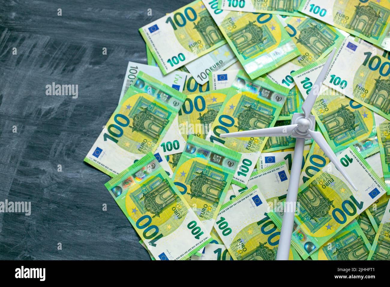 Pagamento per energia eolica. Costo di energia rinnovabile verde. Generatore di vento bianco su euro verde bollette background.alternative energia . Foto Stock