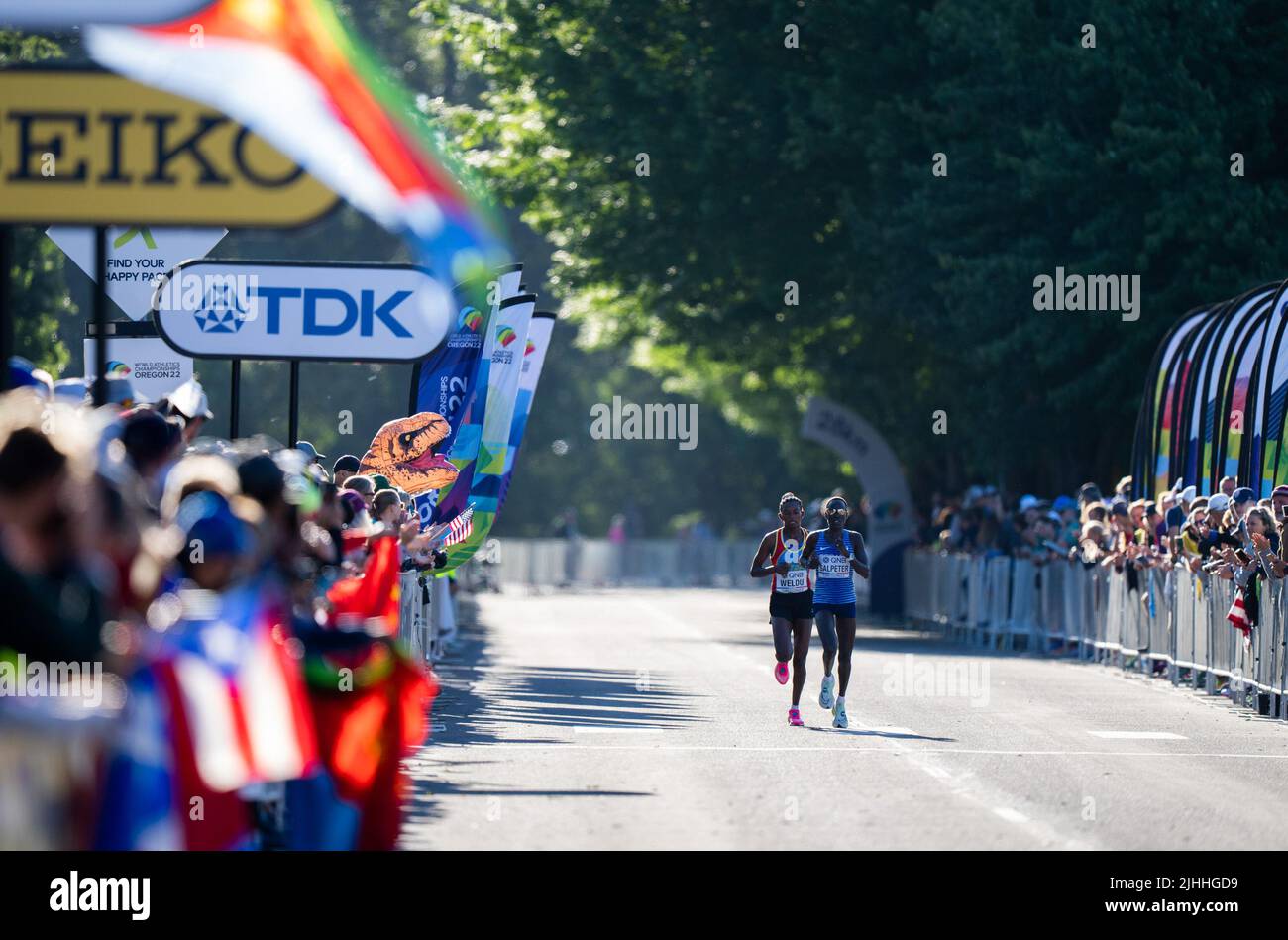 Eugene, Stati Uniti. 18th luglio 2022. Lonah Chemtai Salpeter (R) di Israele compete con il Nazret Weldu di Eritrea durante la finale della maratona femminile al World Athletics Championships Oregon22 di Eugene, Oregon, Stati Uniti, 18 luglio 2022. Credit: Wang Ying/Xinhua/Alamy Live News Foto Stock