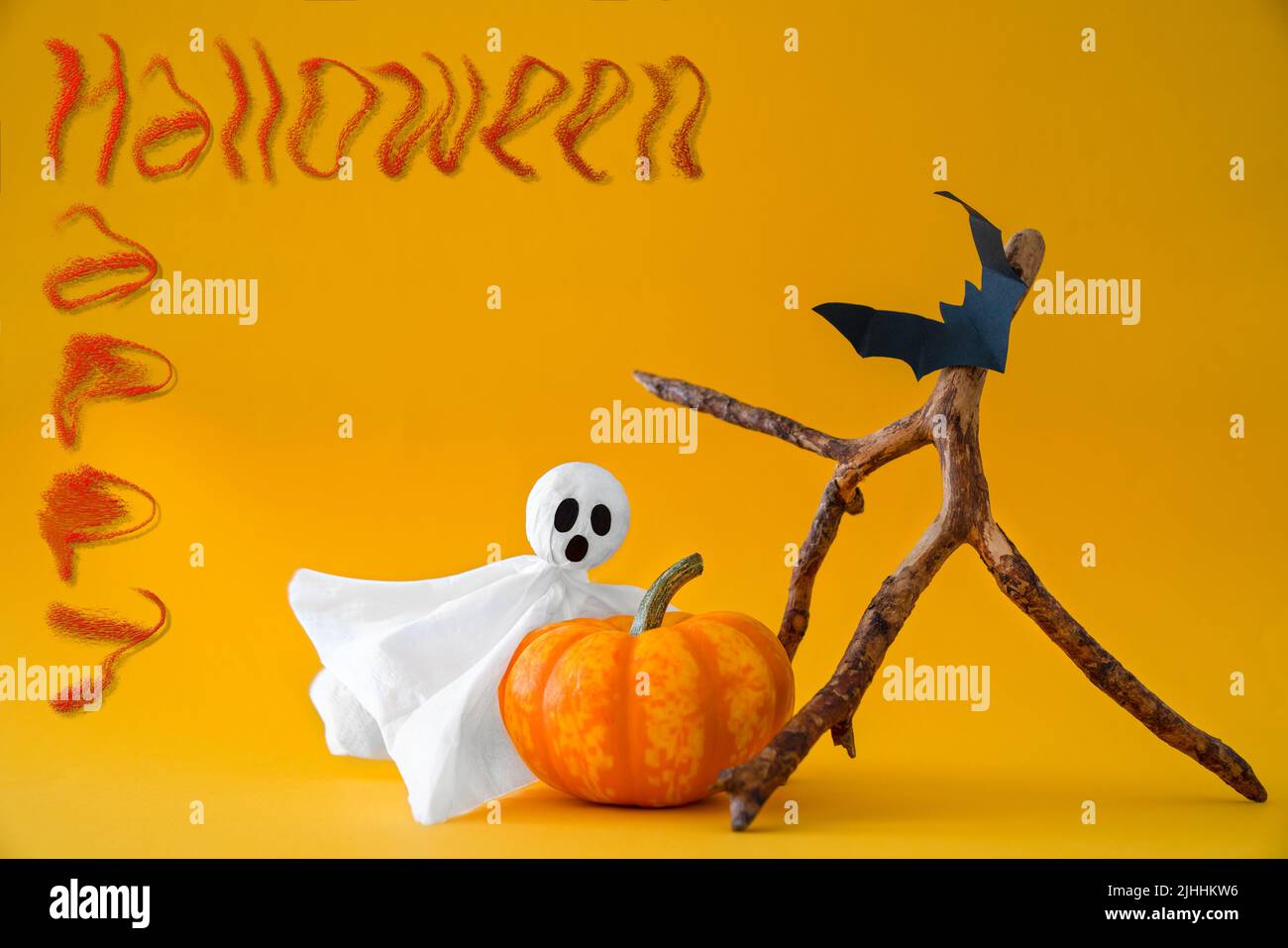 Fantasma, zucca e pipistrelli su sfondo arancione con iscrizione Happy Halloween. Concetto di Halloween Foto Stock