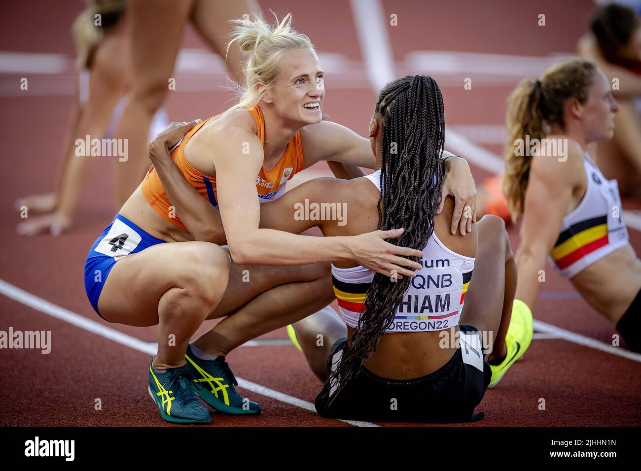 EUGENE - Anouk Vetter celebra il secondo posto, con il vincitore Nafissatou Thiam, in classifica dopo l'ultima tappa del tutto intorno alla quarta giornata dei Campionati del mondo di atletica allo stadio Hayward Field. ANP ROBIN VAN LONKHUIJSEN Foto Stock