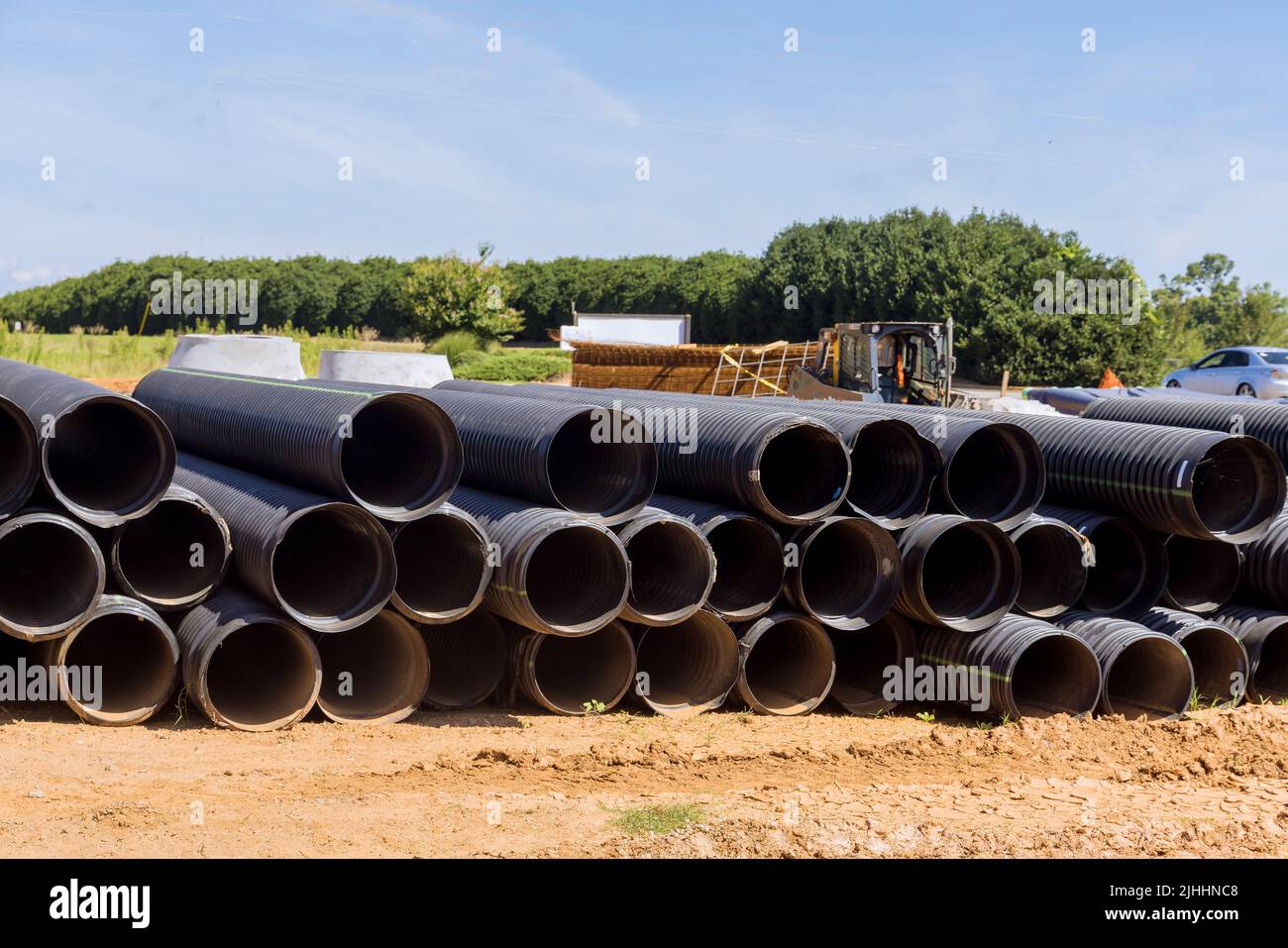 Visualizza i nuovi tubi in plastica nera per il sistema di drenaggio sulla nuova costruzione domestica Foto Stock