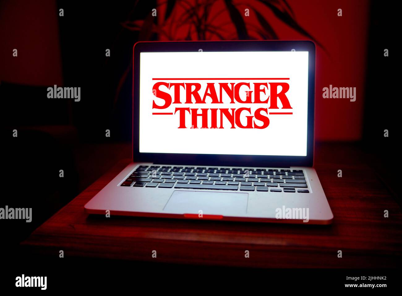 Stati Uniti, New York. Domenica 29 settembre 2022.Computer tastiera con l'iPhone 11 pro con il logo Stranger Things. Le cose estraneo sono un Amer Foto Stock