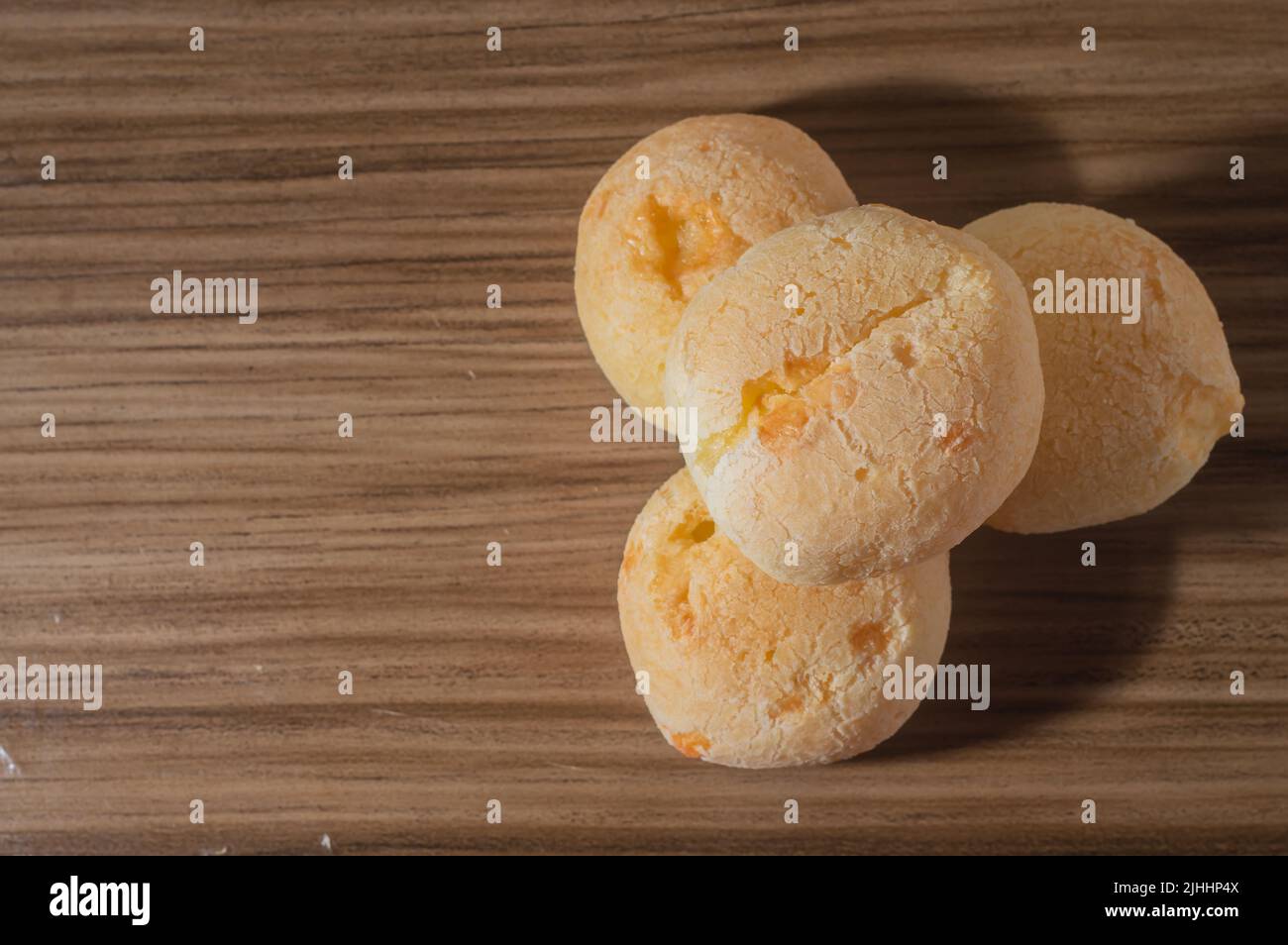 Panini di formaggio su un tavolo di legno con spazio copia, tradizionale brasiliano 'pane di formaggio' molto famoso nello stato di Minas Gerais. Foto Stock