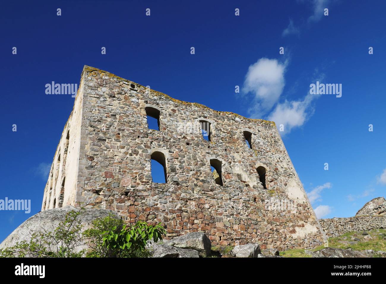 Vista ad angolo basso delle rovine del castello di Brahehus. Foto Stock