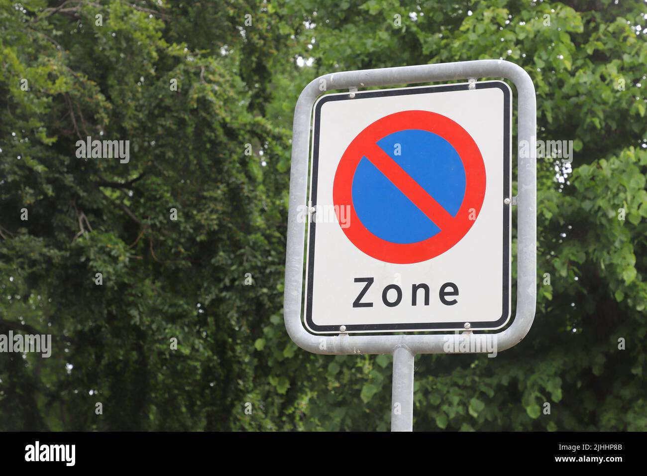 Nessun segnale di parcheggio include una zona. Foto Stock