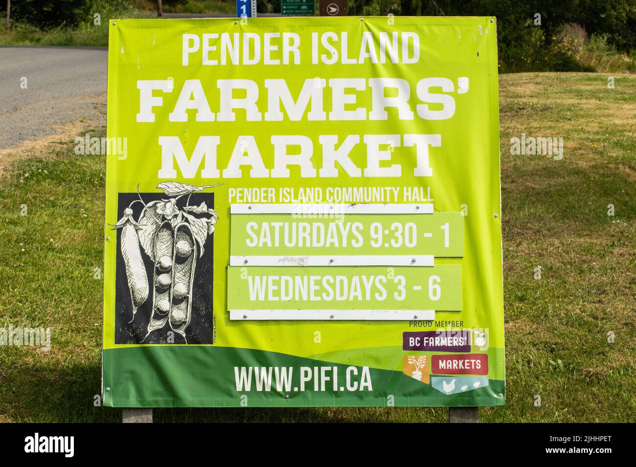 Cartello Farmers' Market presso il Pender Island Community Centre a North Pender Island, British Columbia, Canada Foto Stock