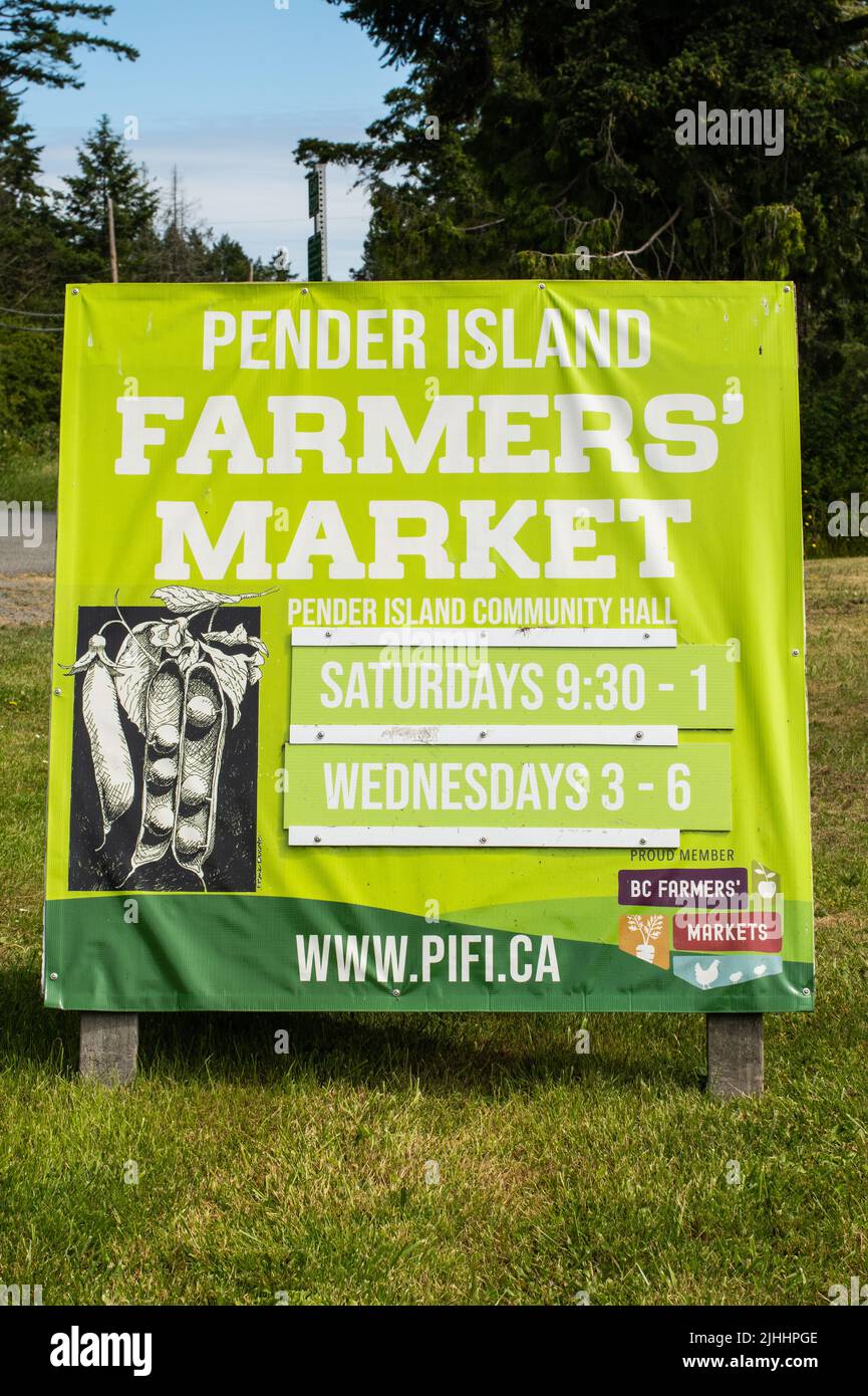 Cartello Farmers' Market presso il Pender Island Community Centre a North Pender Island, British Columbia, Canada Foto Stock