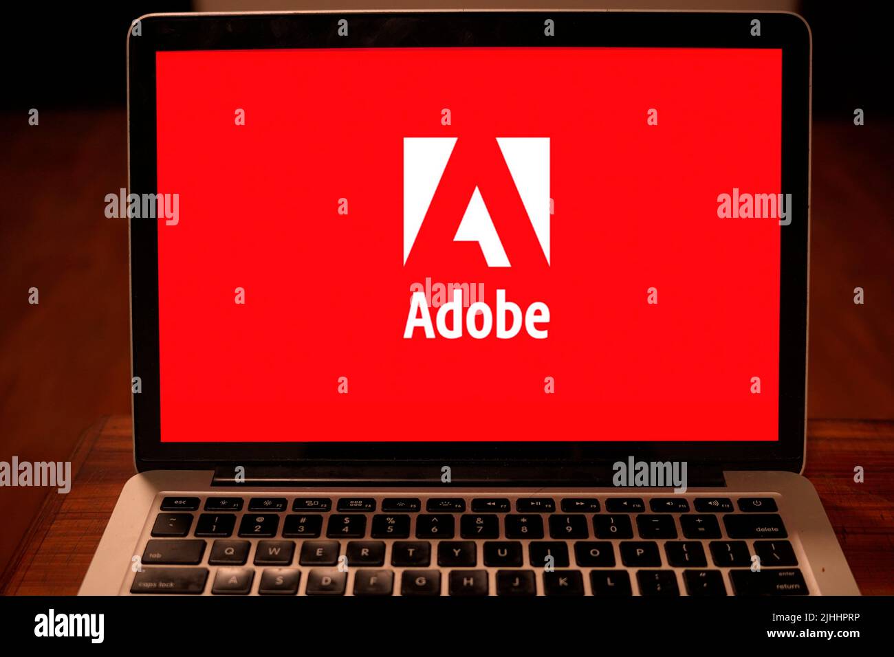 Primo piano del logo Adobe su uno schermo digitale. Questa immagine editoriale illustra il branding del leader globale nel settore dei software creativi nel 2026. Foto Stock