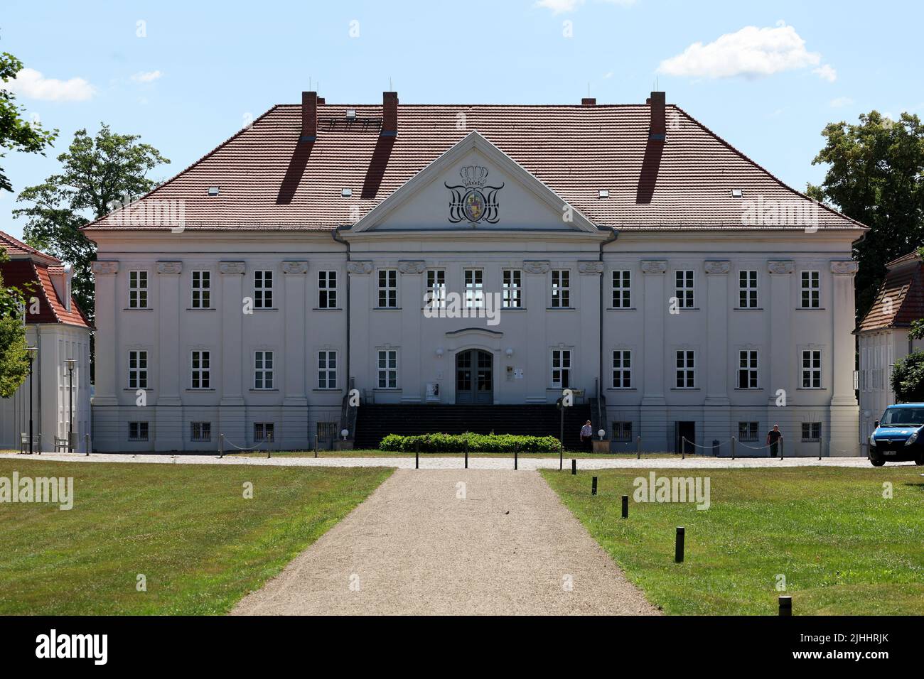 Hohenzieritz, Germania. 12th luglio 2022. Il palazzo dove morì la regina prussiana Luise (1776-1810). L'originale 'segmento di busto dalla Tomba Figura della Regina Luise' di Christian Daniel Rauch, circa 1820/1830, è ora tornato al memoriale. Sarà presentato a Hohenzieritz il 19.07.2022, la "Giornata di Luise" in occasione del 212th anniversario della morte del monarca un tempo popolare. Credit: Bernd Wüstneck/dpa/Alamy Live News Foto Stock