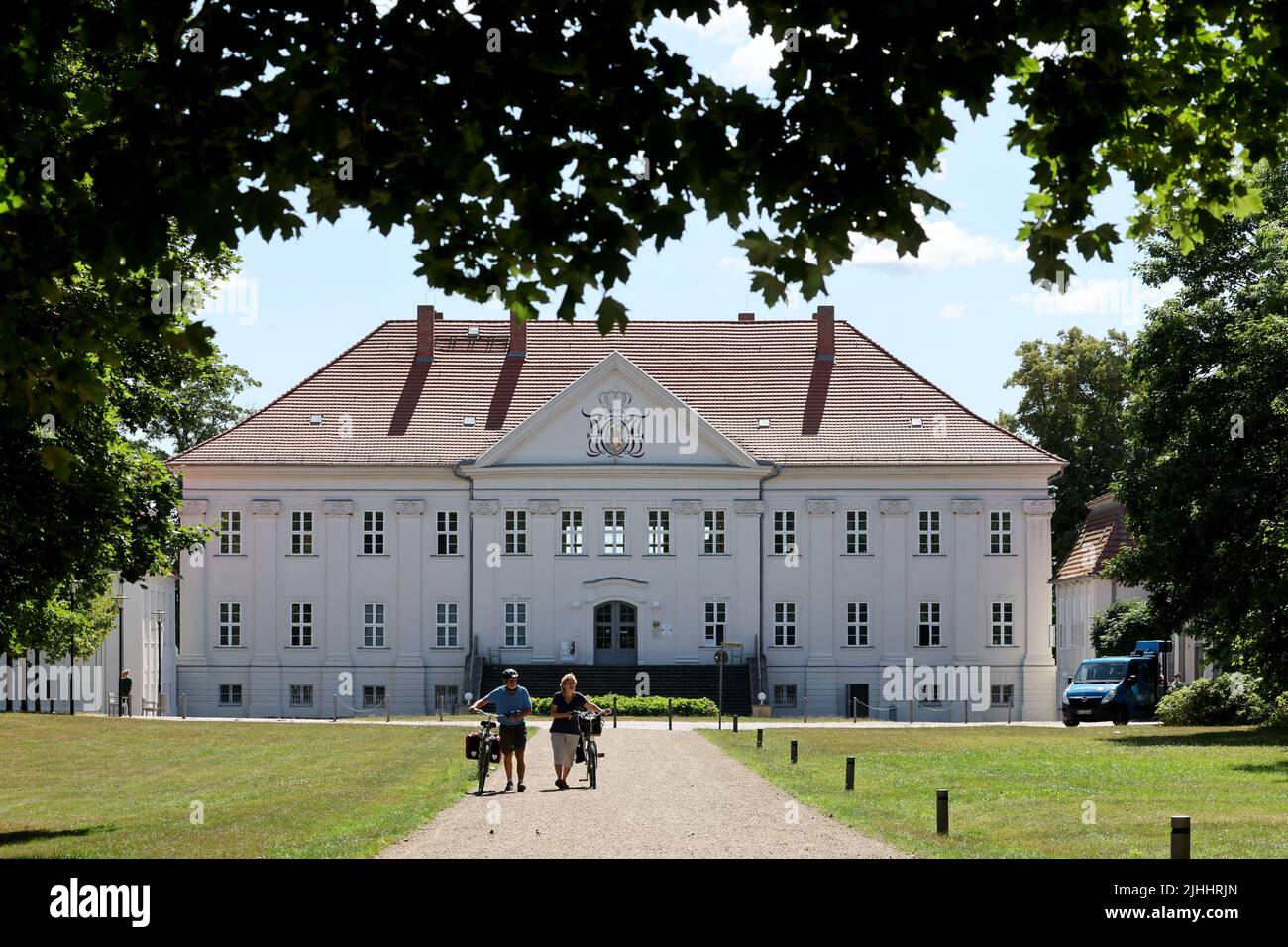 Hohenzieritz, Germania. 12th luglio 2022. Il castello dove morì la regina Luise (1776 - 1810). L'originale 'segmento busto dalla figura tomba della regina Luise' (circa 1820-1830) di Christian Daniel Rauch è ora tornato al memoriale. Il busto sarà presentato a Hohenzieritz il giorno di Luise (19.07.2022) in occasione del 212th° anniversario della morte del monarca un tempo amato. Credit: Bernd Wüstneck/dpa/Alamy Live News Foto Stock