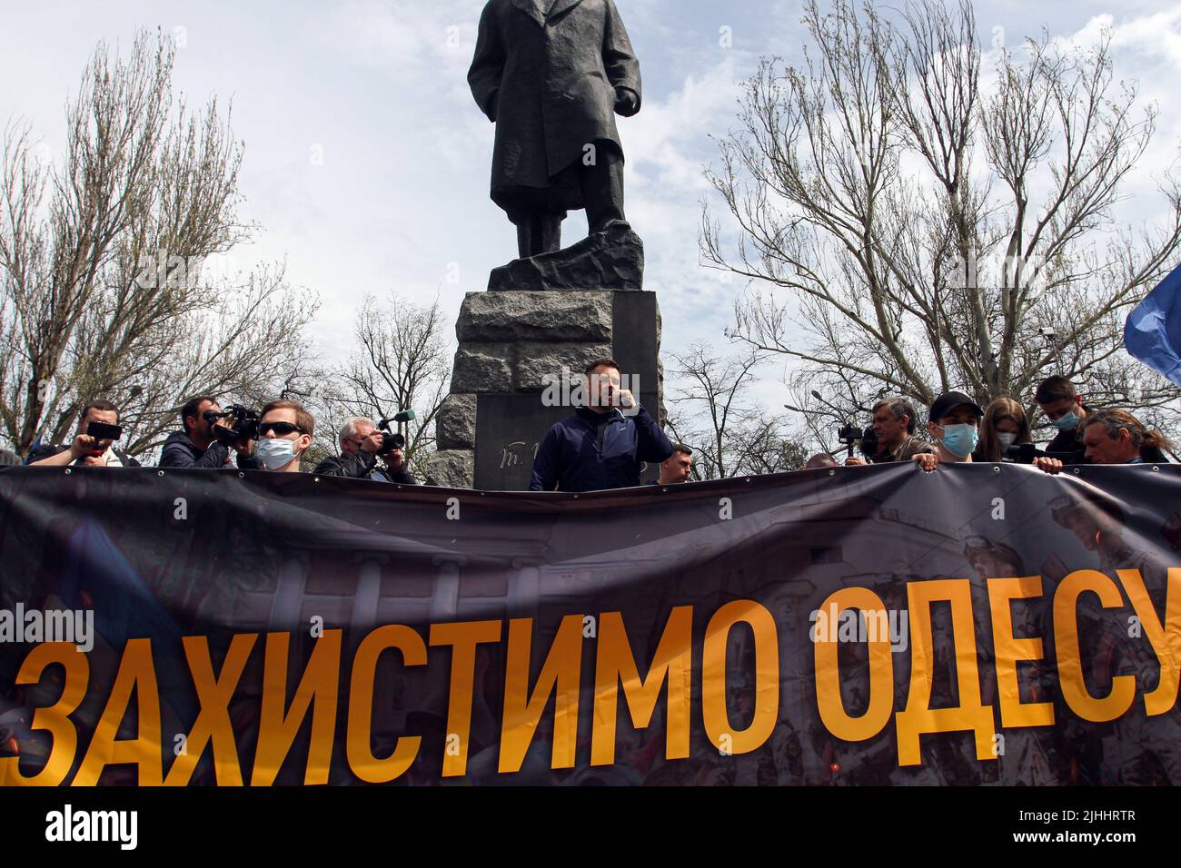Andriy Yevheniyovych Biletsky è un politico ucraino di estrema destra visto vicino al monumento a Taras Shevchenko e una bandiera che dice 'Difendiamo Odessa' durante la marcia dei difensori della città. Gli scontri di Odesa del 2014 furono una serie di conflitti tra dimostranti pro-Maidan e anti-Maidan che avvenne nella città Ucraina meridionale di Odesa nel 2014, in seguito alla Rivoluzione della dignità. La violenza si è intensificata il 2 maggio, quando una manifestazione pro-Maidan è stata attaccata da attivisti anti-Maidan, che hanno causato la morte di 48 persone, 46 delle quali erano attivisti anti-Maidan. 42 della vittima Foto Stock