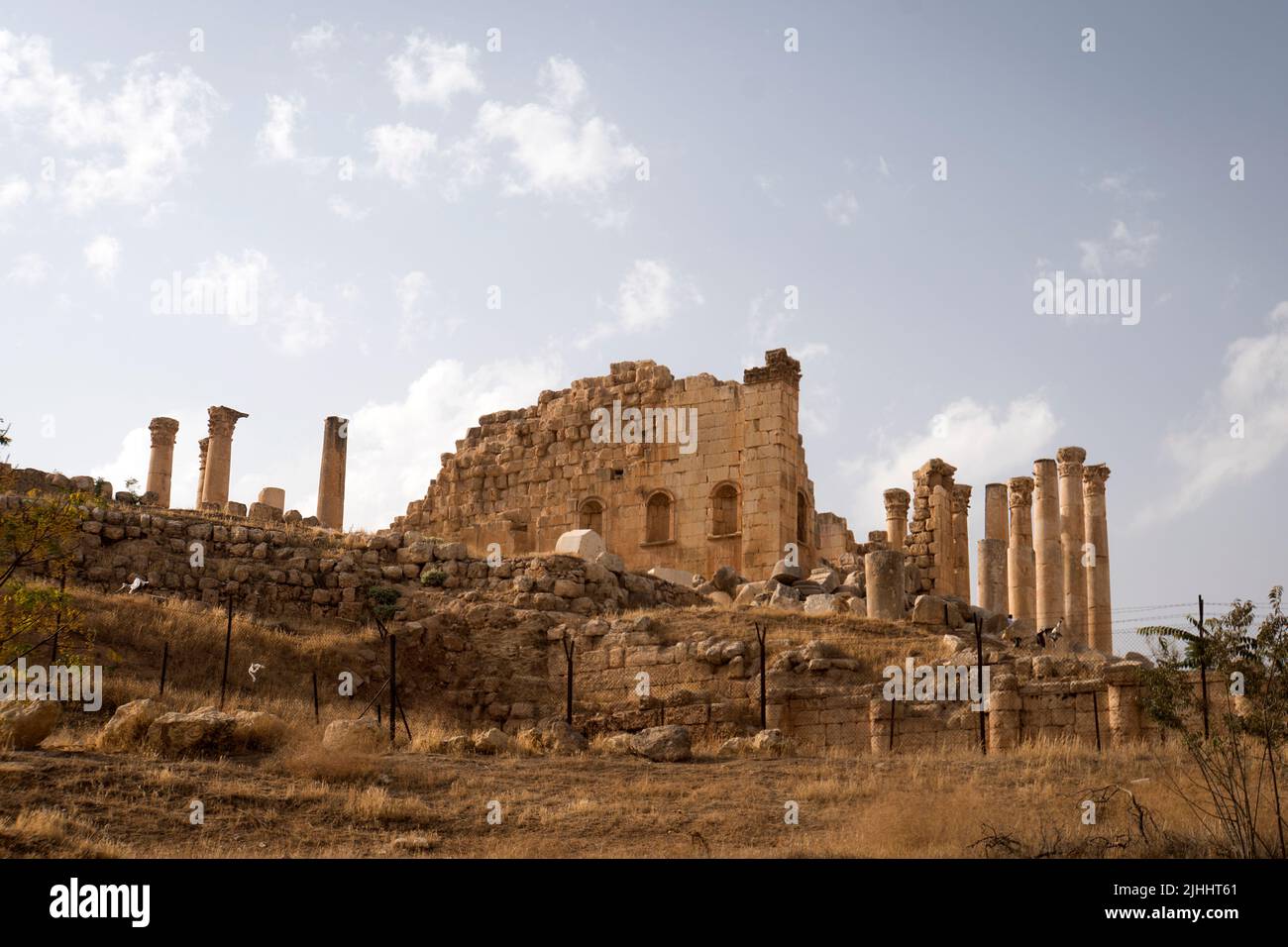 Tempio della antica città romana di Gerasa, Jerash moderno, Giordania. Vecchie colonne di antichi edifici sul cielo blu. Antichi monumenti romani nel Medit Foto Stock
