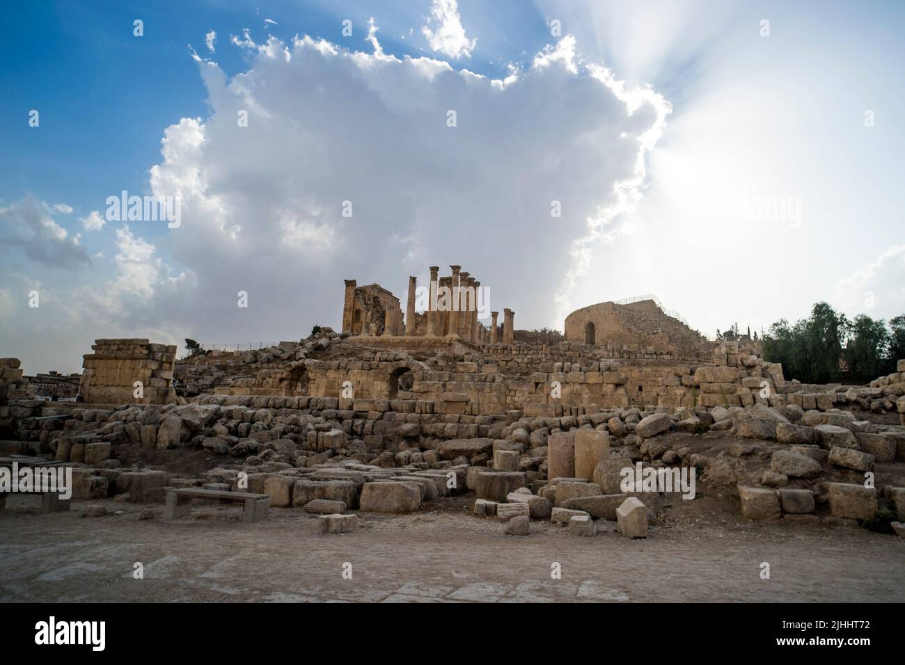 Tempio della antica città romana di Gerasa, Jerash moderno, Giordania. Vecchie colonne di antichi edifici sul cielo blu. Antichi monumenti romani nel Medit Foto Stock