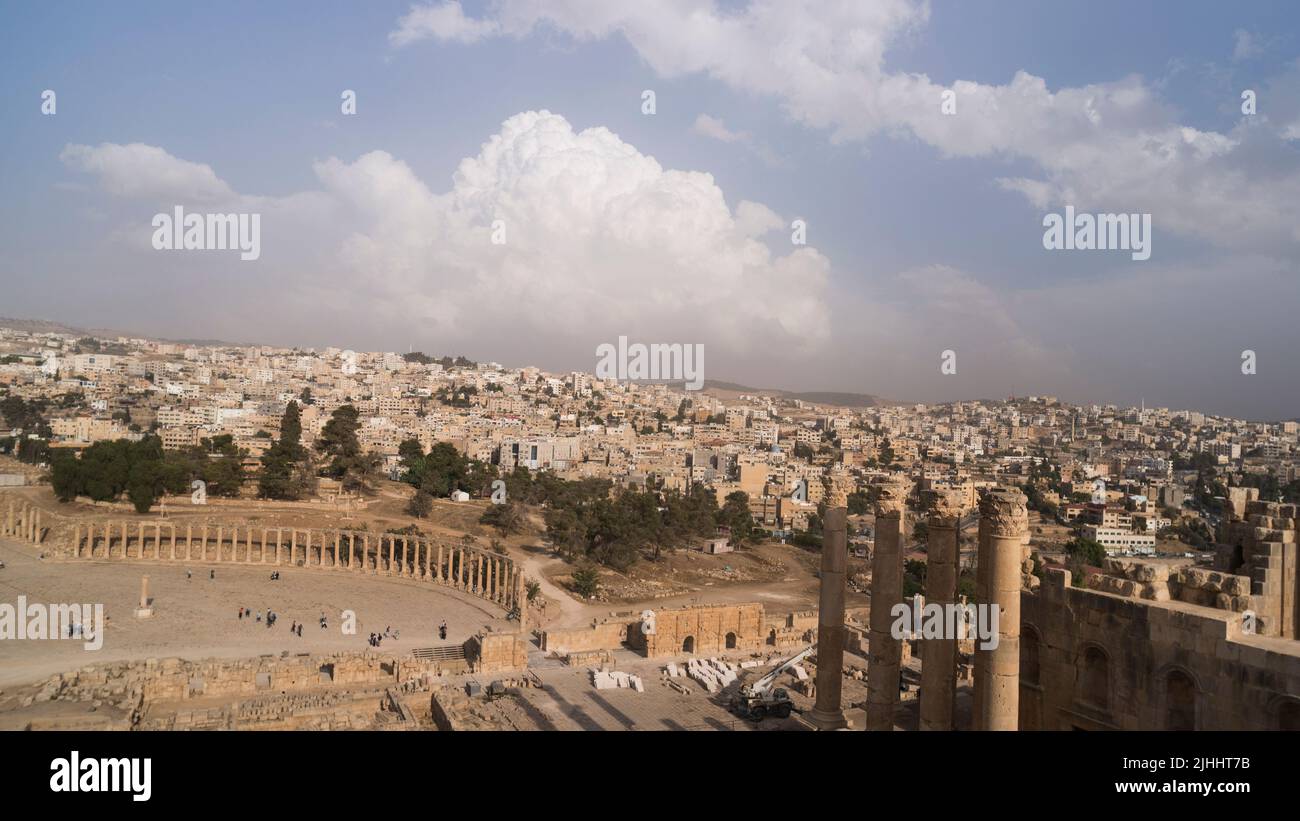 Il foro ovale alla antica città romana di Gerasa in Jarash, Giordania. Antica città romana di Gerasa contro lo sfondo della moderna città di Jarash. pr Foto Stock