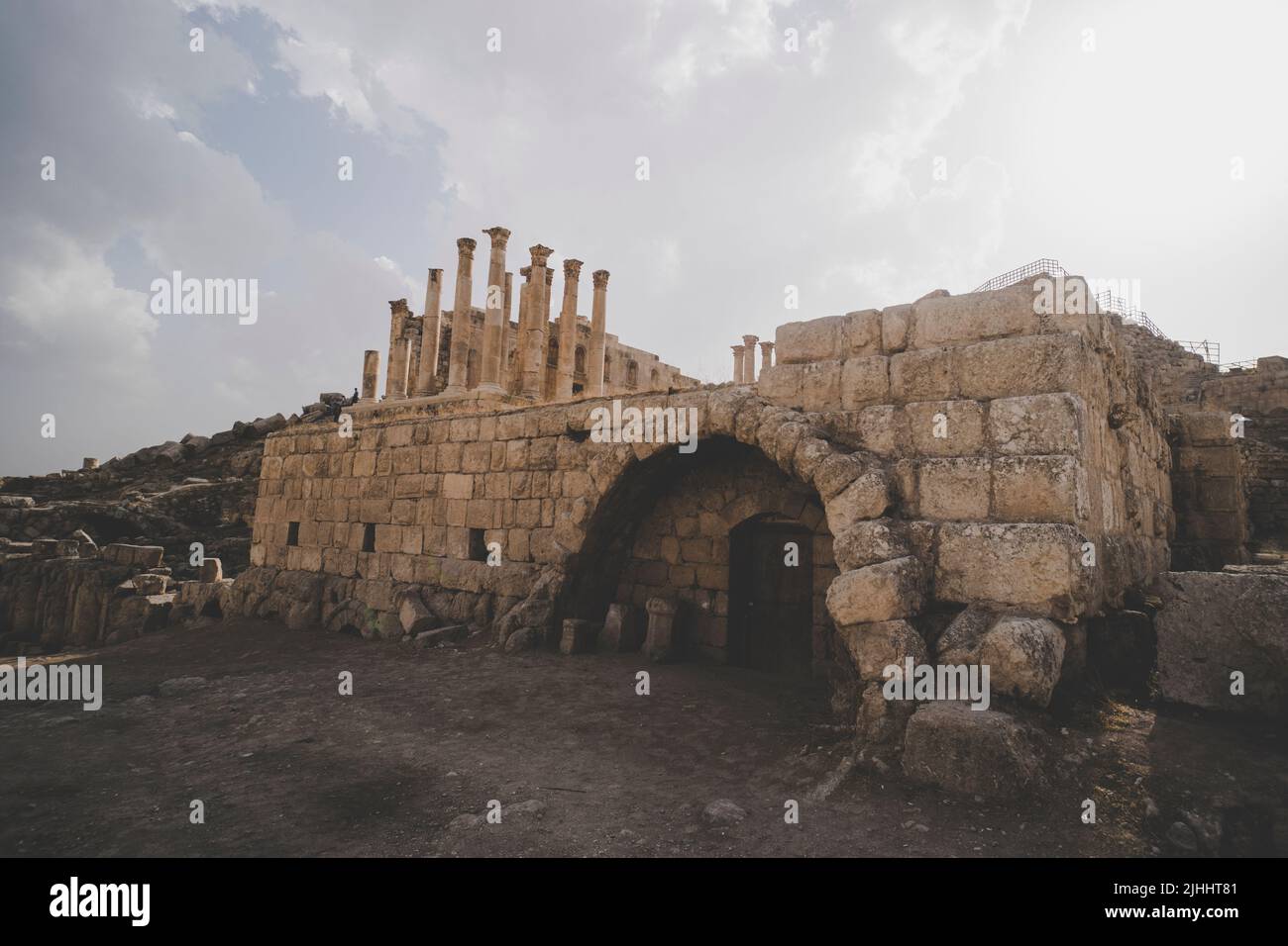 Tempio della antica città romana di Gerasa, Jerash moderno, Giordania. Vecchie colonne di antichi edifici sul cielo blu. Antichi monumenti romani nel Medit Foto Stock