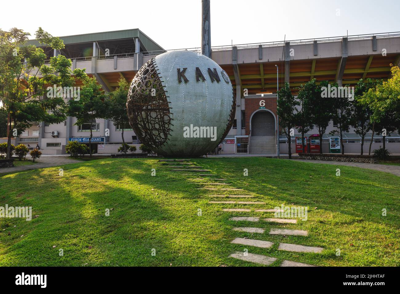 14 luglio 2022: Il parco Kano, terminato nell'agosto 2017, testimonia le orgogliose giornate di baseball di Chiayi City. La sfera è realizzata in lega di alluminio con Foto Stock