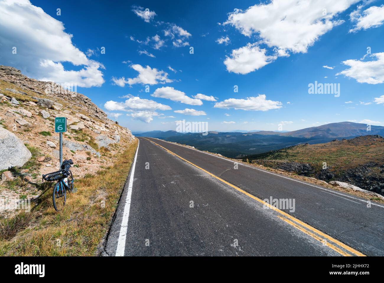 Sulla ripida strada fino alla cima del Monte Evans, Montagne Rocciose, Colorado, USA Foto Stock