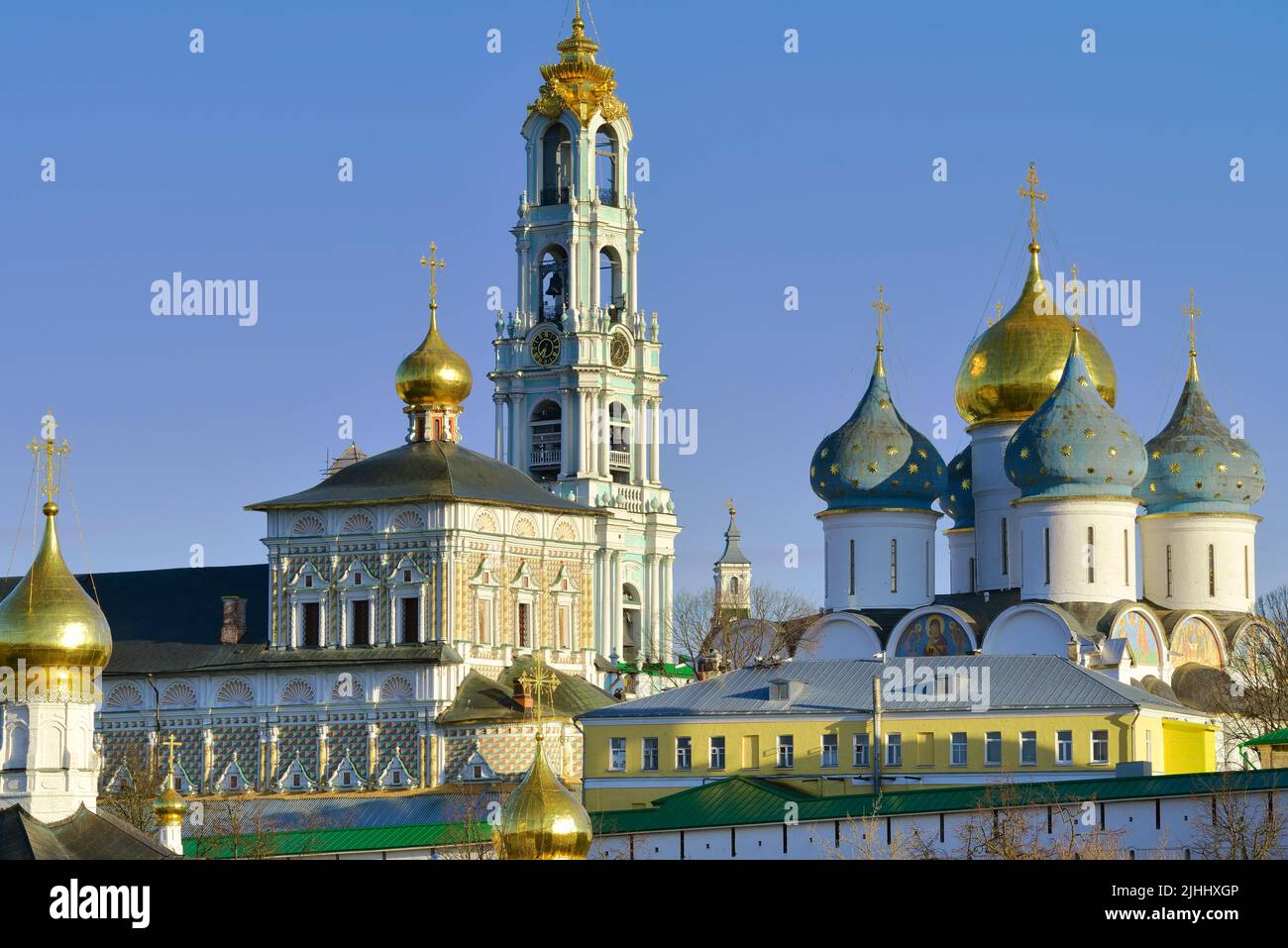 Cupole della Trinità-Sergius Lavra. Alba al monastero con chiese ortodosse e un campanile di architettura russa del XV-XVIII secolo. S Foto Stock