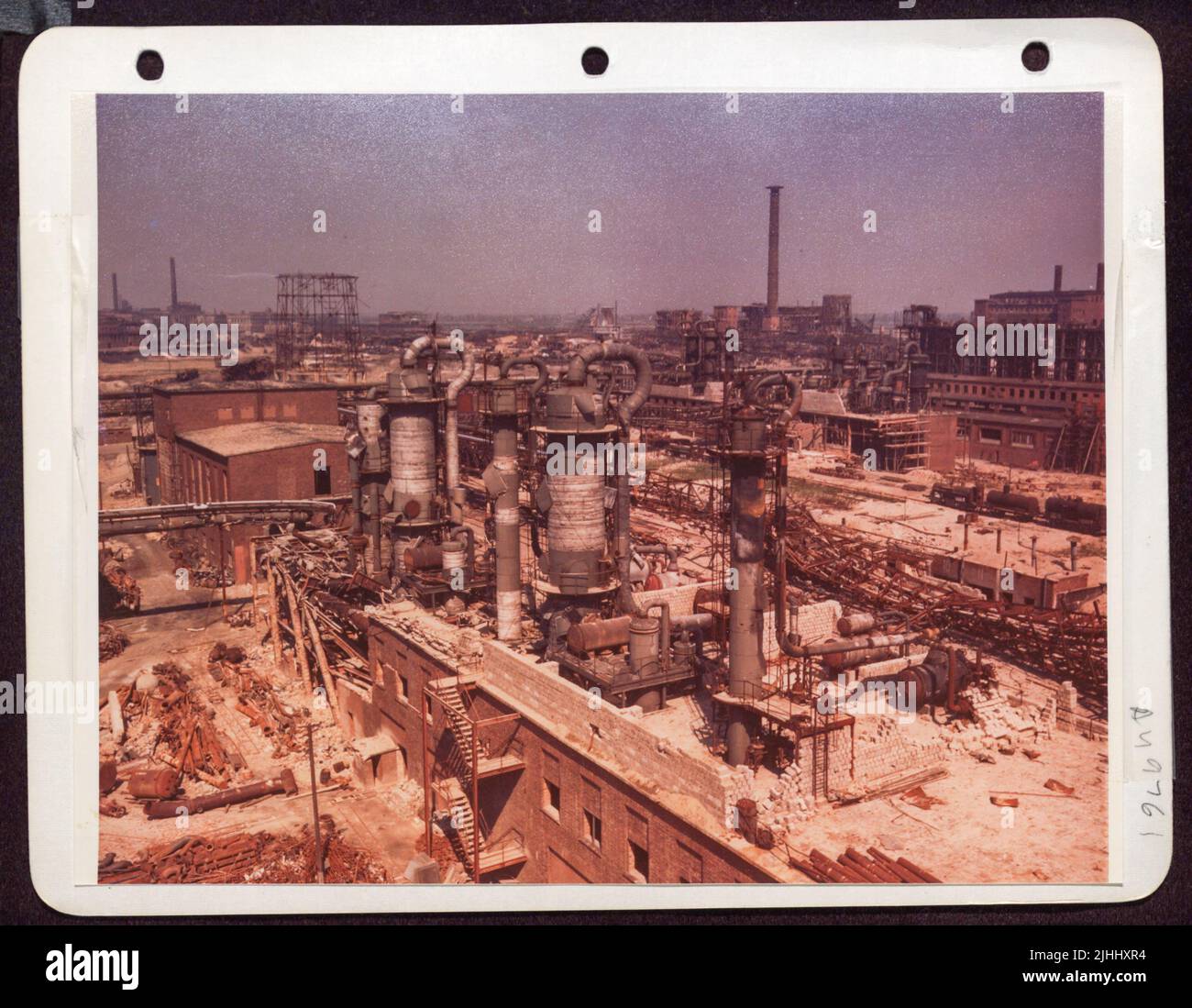 Ad ovest del Reno si trovano i resti dell'I.G. Farbenindustrie- perossido di idrogeno per propulsione a getto è stato prodotto in questa sezione dell'impianto. Solo macerie e detriti Reamin a seguito di ripetuti attacchi da parte delle forze aeree alleate. Foto Stock